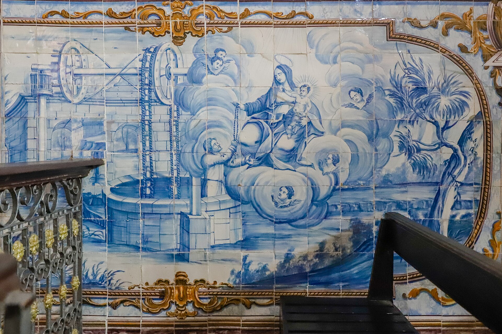 Imagem de referência de Nossa Senhora com o Rosário salva um homem que caiu a um poço, descrito nos dados abertos como painel de azulejos na Igreja de Nossa Senhora do Rosário, Salvador