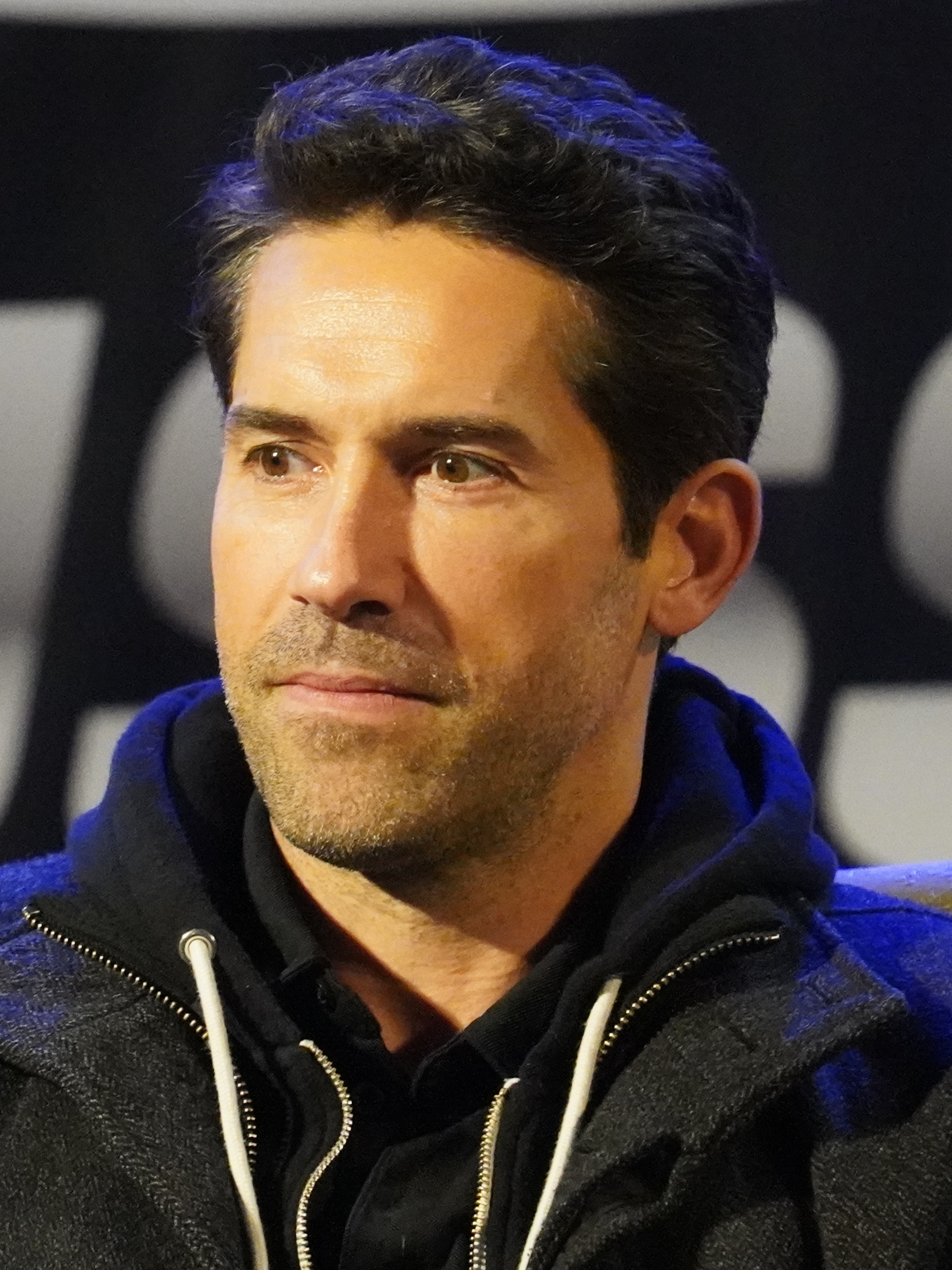 Imagem de referência relacionada a Scott Adkins, item descrito como ator britânico