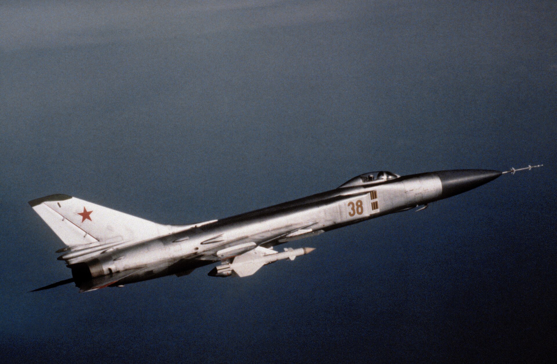 Imagem de referência de Sukhoi Su-15, descrito nos dados abertos como aeronave interceptora soviética