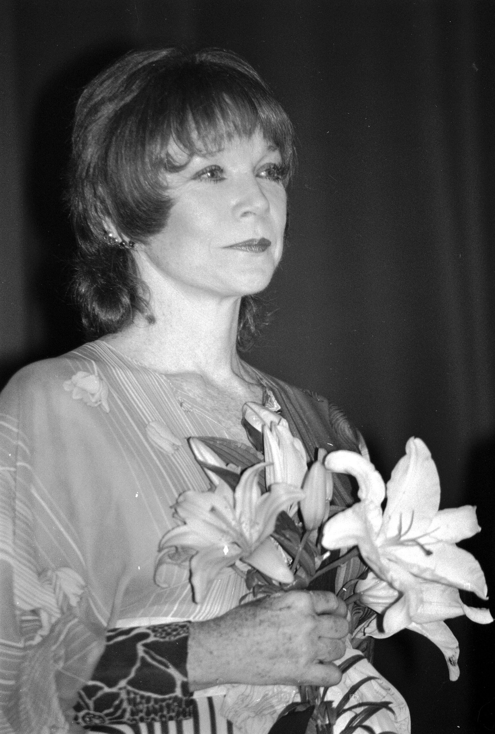 Imagem de referência relacionada a Shirley MacLaine, item descrito como atriz americana