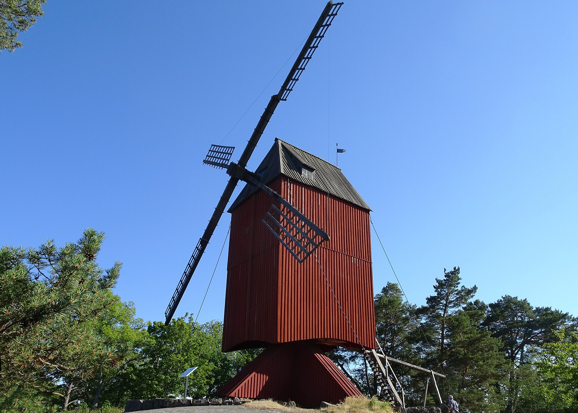 Imagem de referência de Moinho de Furusund, descrito nos dados abertos como moinho de vento localizado em Kvarnberget, Furusund, provavelmente construído em 1722