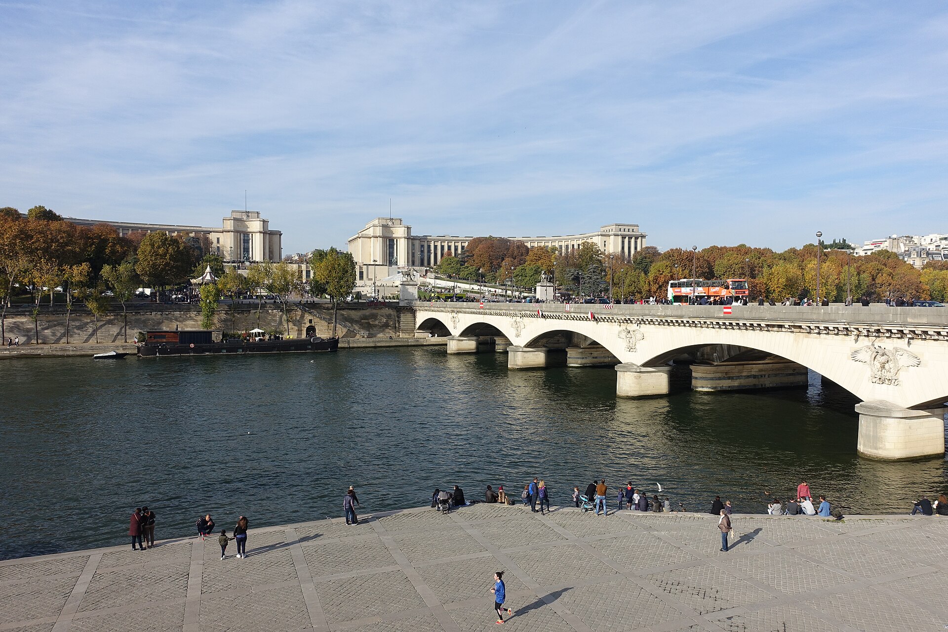 Imagem de referência de Pont d'Iéna, descrito nos dados abertos como ponte em Paris, França