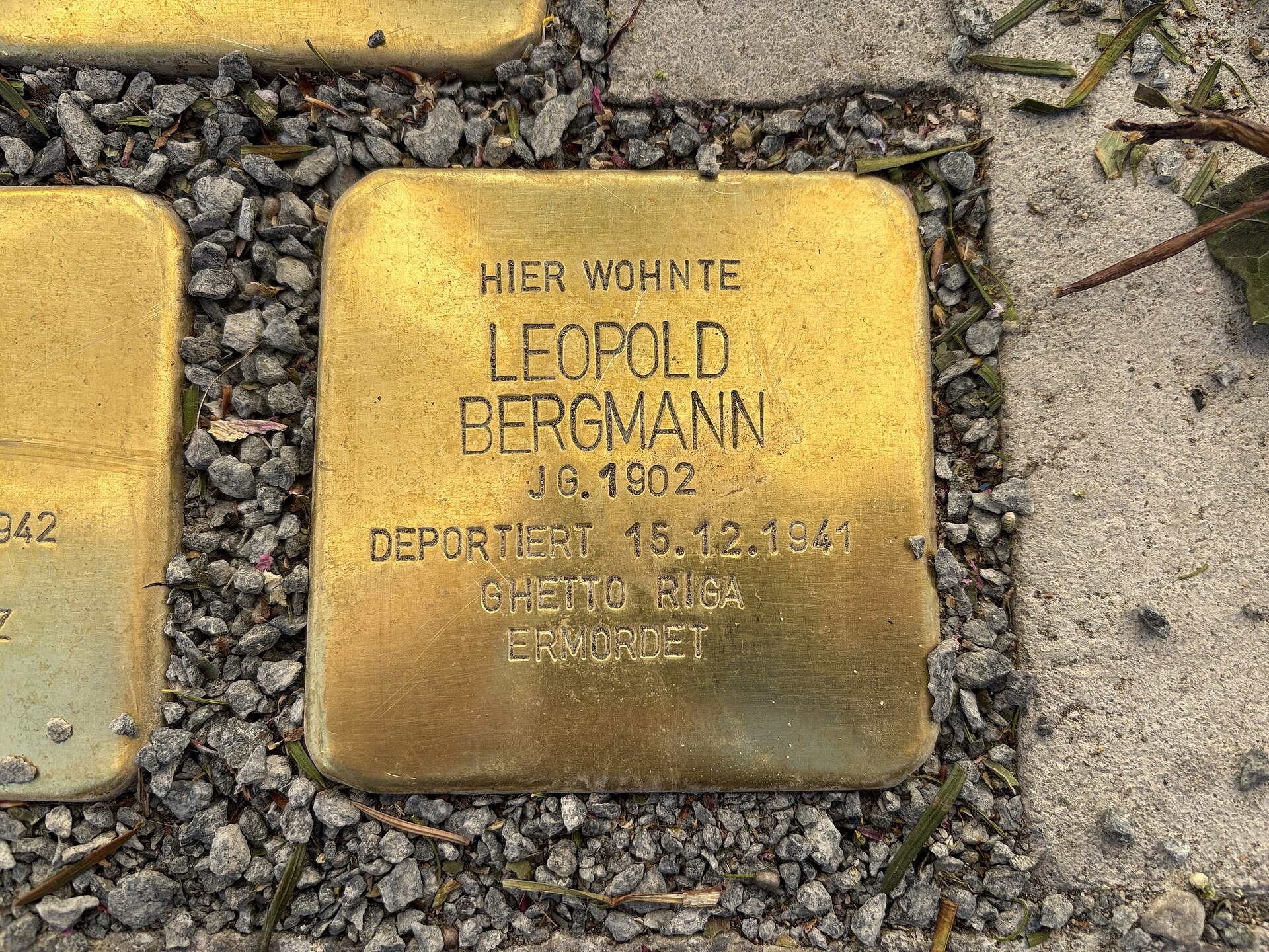 Imagem de referência de Stolperstein em memória de Leopold Bergmann, descrito nos dados abertos como stolperstein em Hannover, Alemanha