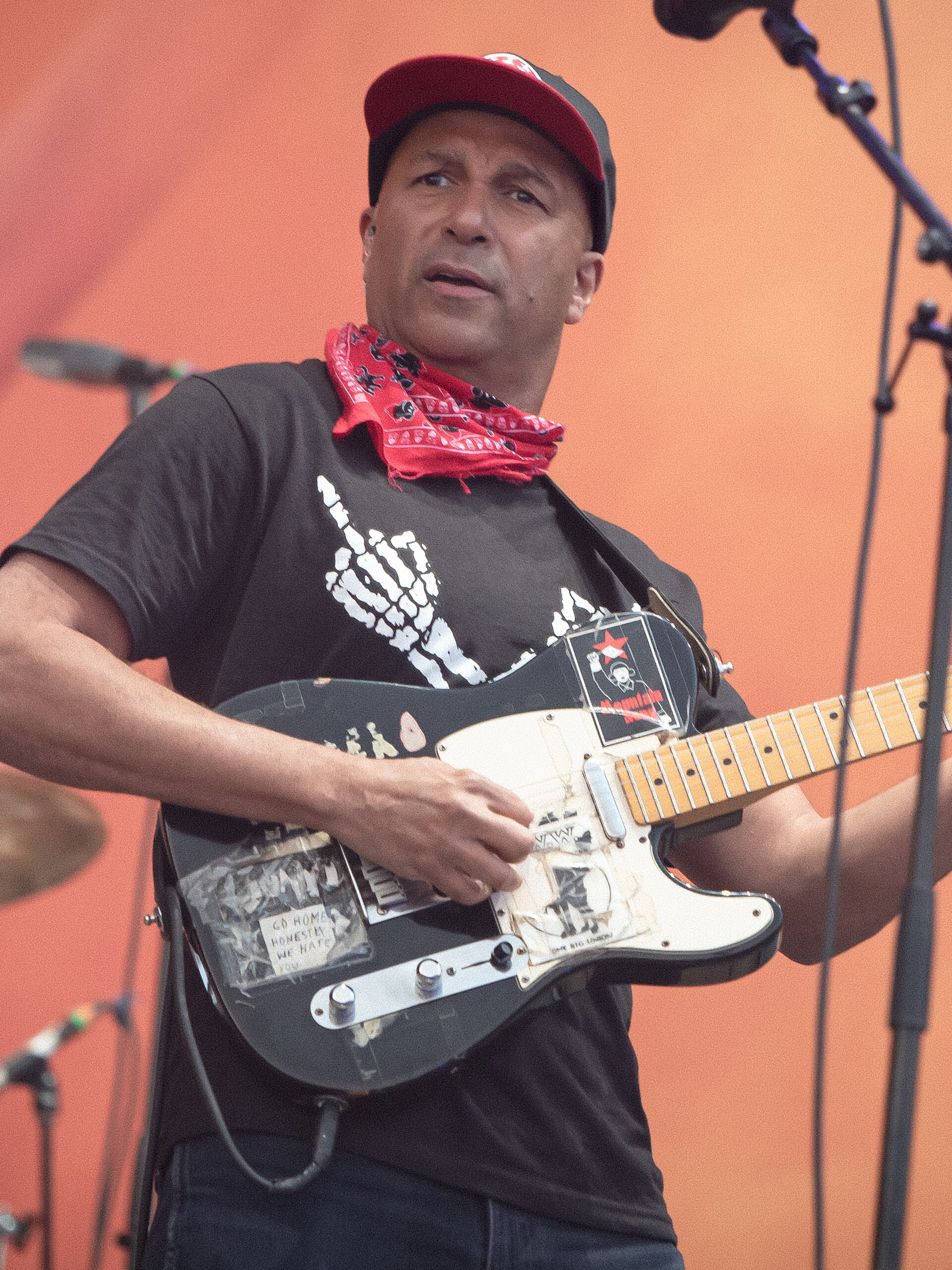 Imagem de referência de Tom Morello, descrito nos dados abertos como guitarrista e compositor americano