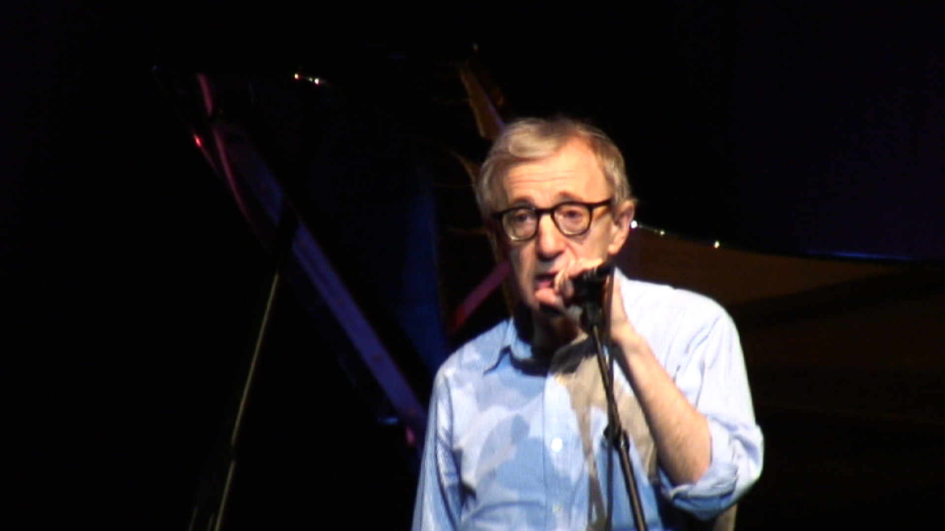Imagem de referência relacionada a Woody Allen, item descrito como cineasta, roteirista, escritor, ator e músico norte-americano