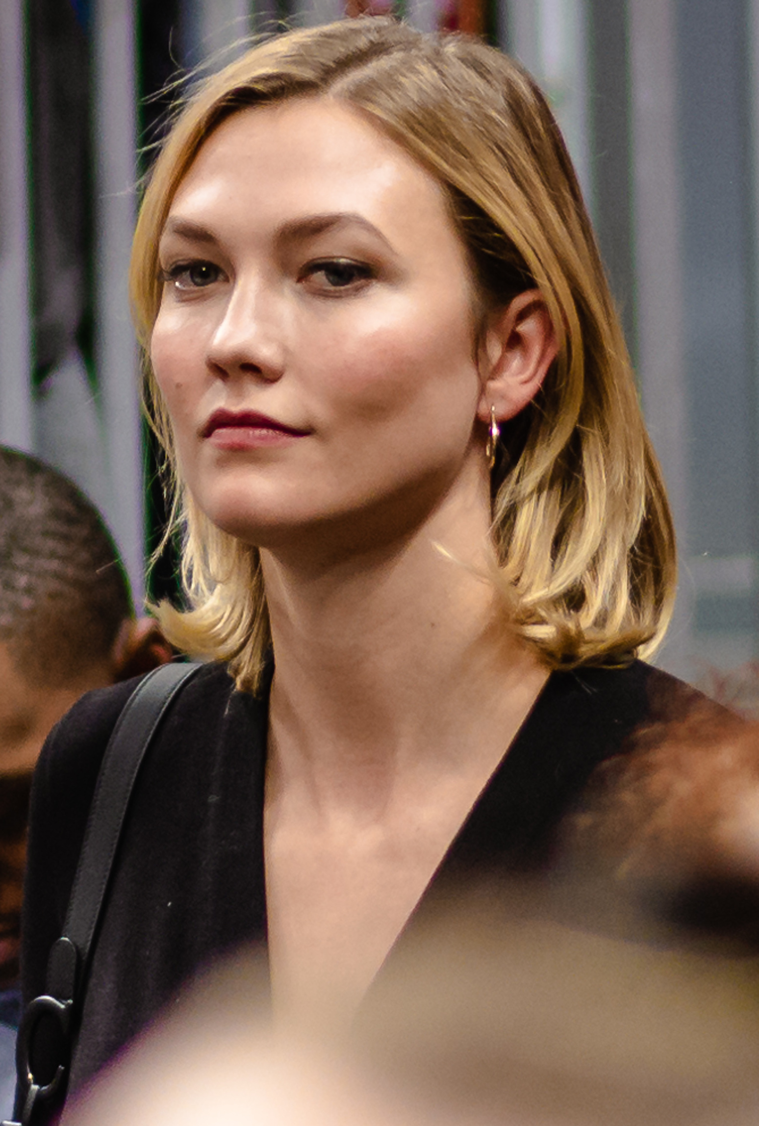 Imagem de referência relacionada a Karlie Kloss, item descrito como modelo norte-americana