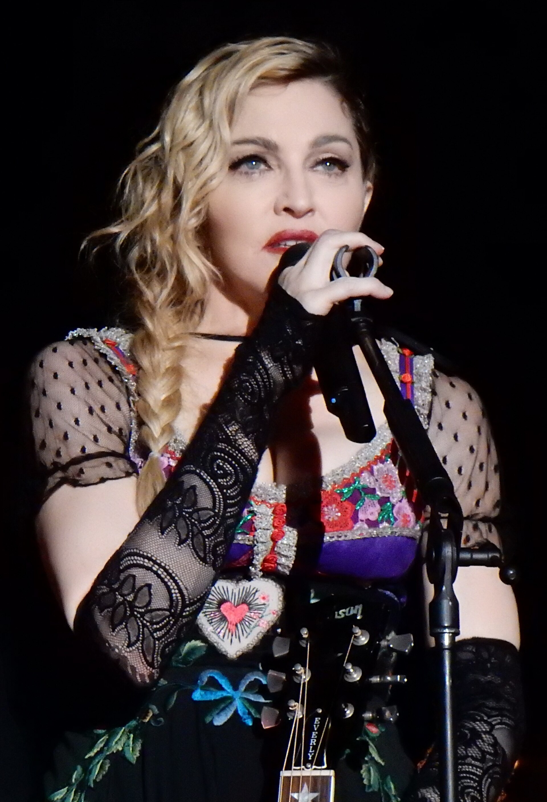 Imagem de referência relacionada a Madonna, item descrito como cantora, compositora, atriz, diretora e produtora musical norte-americana