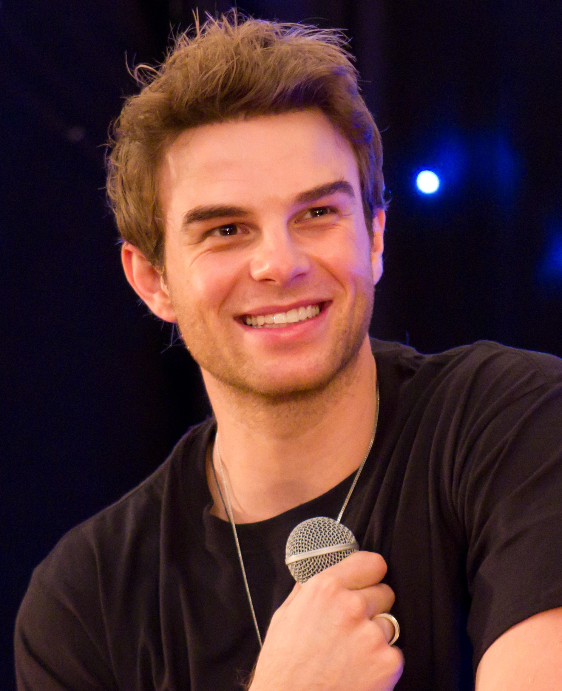 Imagem de referência de Nathaniel Buzolic, descrito nos dados abertos como ator australiano
