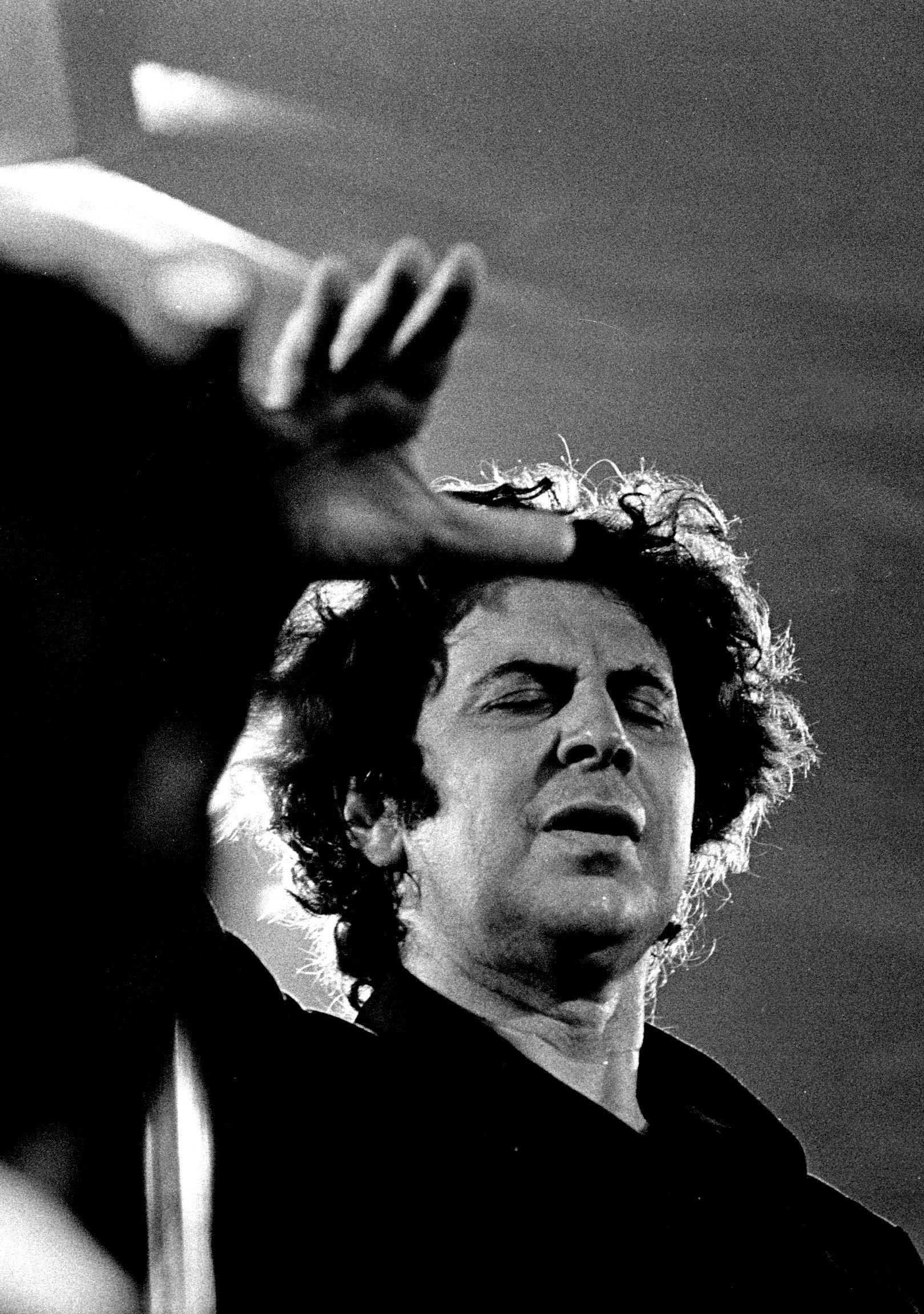 Imagem de referência de Míkis Theodorákis, descrito nos dados abertos como compositor Grego (1925-2021)