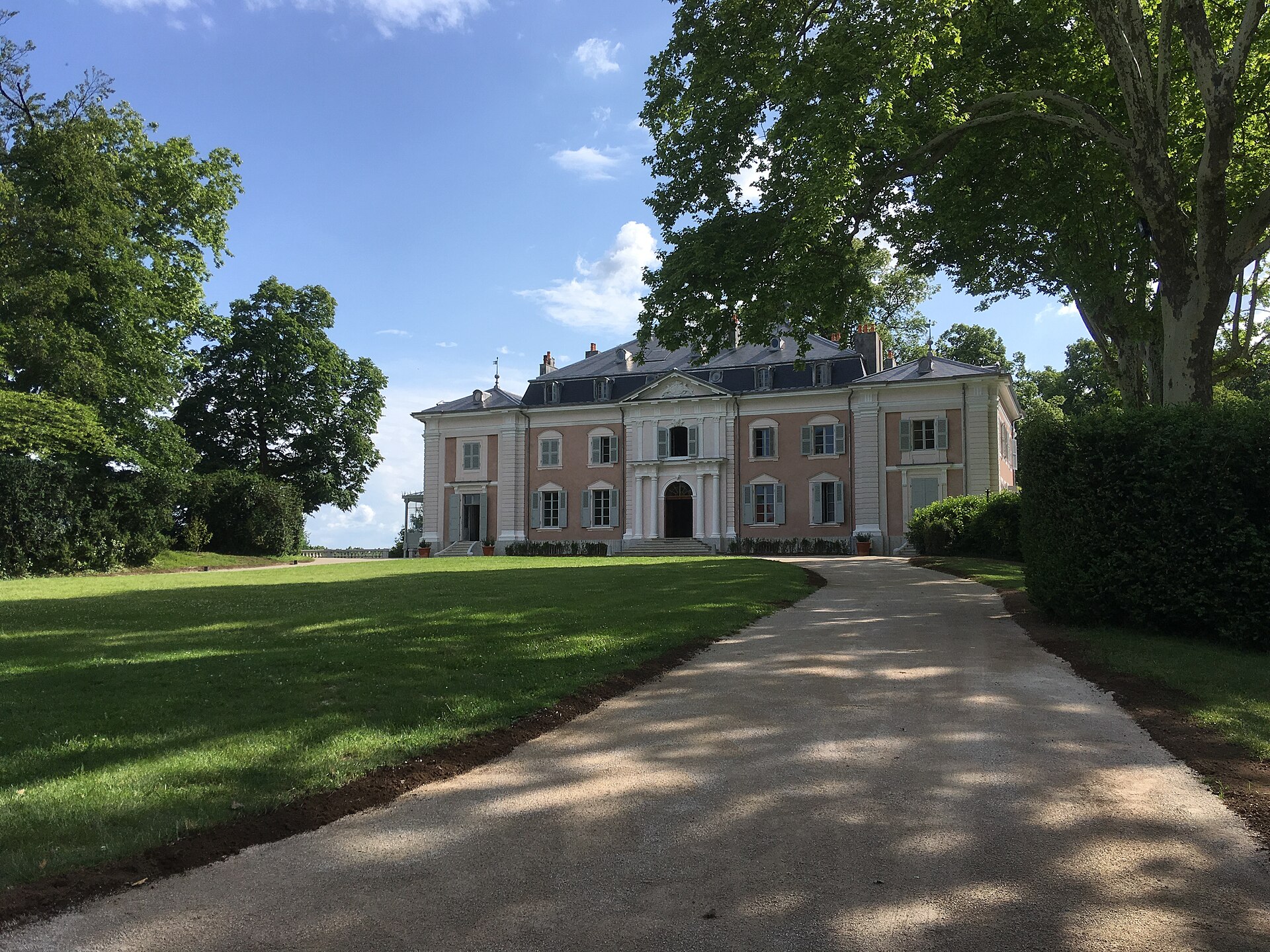 Imagem de referência de Castelo de Ferney-Voltaire, descrito nos dados abertos como castelo em França