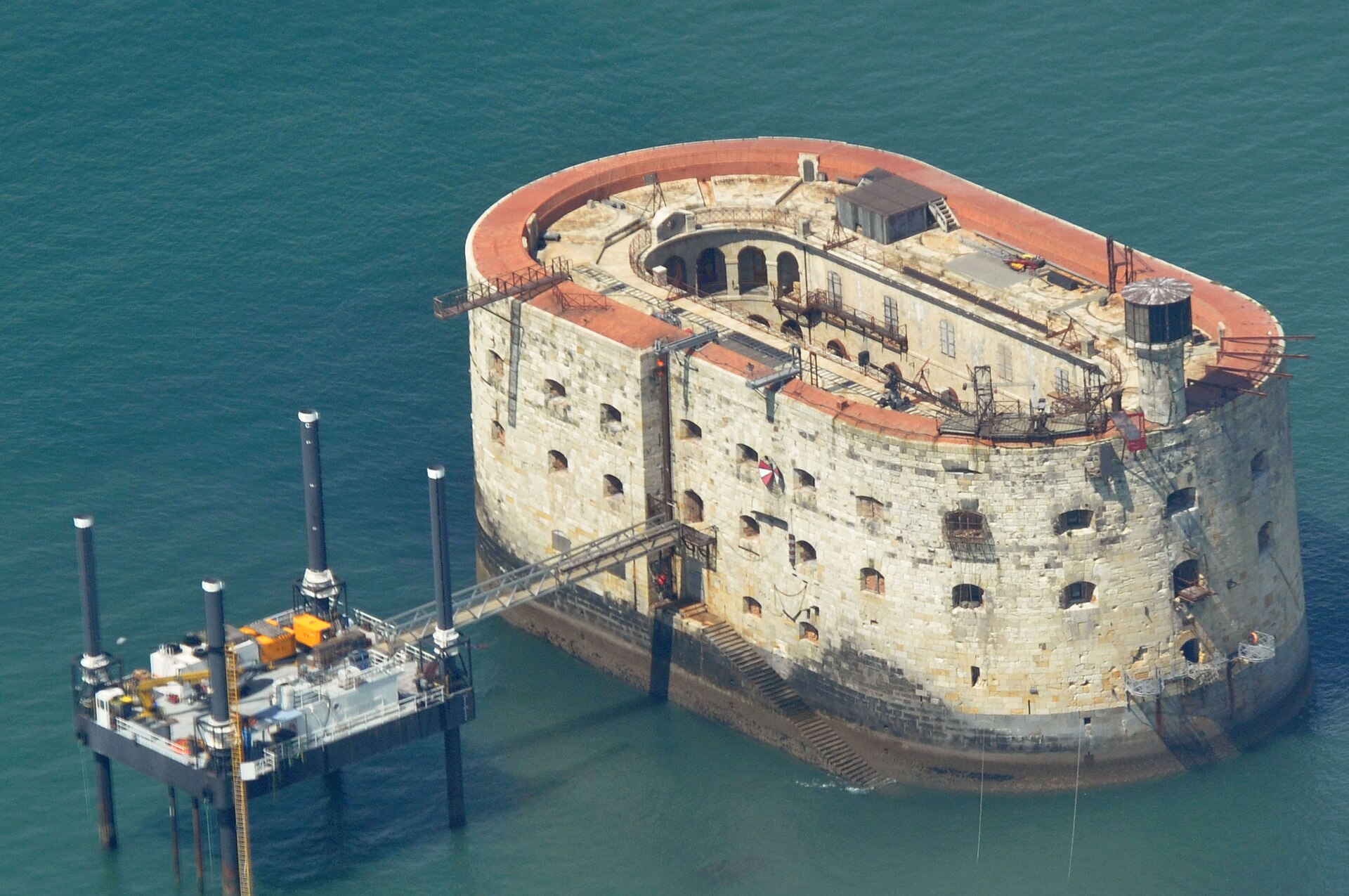 Imagem de referência de Forte Boyard, descrito nos dados abertos como forte localizado numa ilha artificial no sudoeste da França
