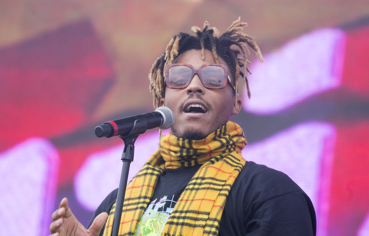 Imagem de referência de Juice WRLD, descrito nos dados abertos como rapper e cantor norte-americano