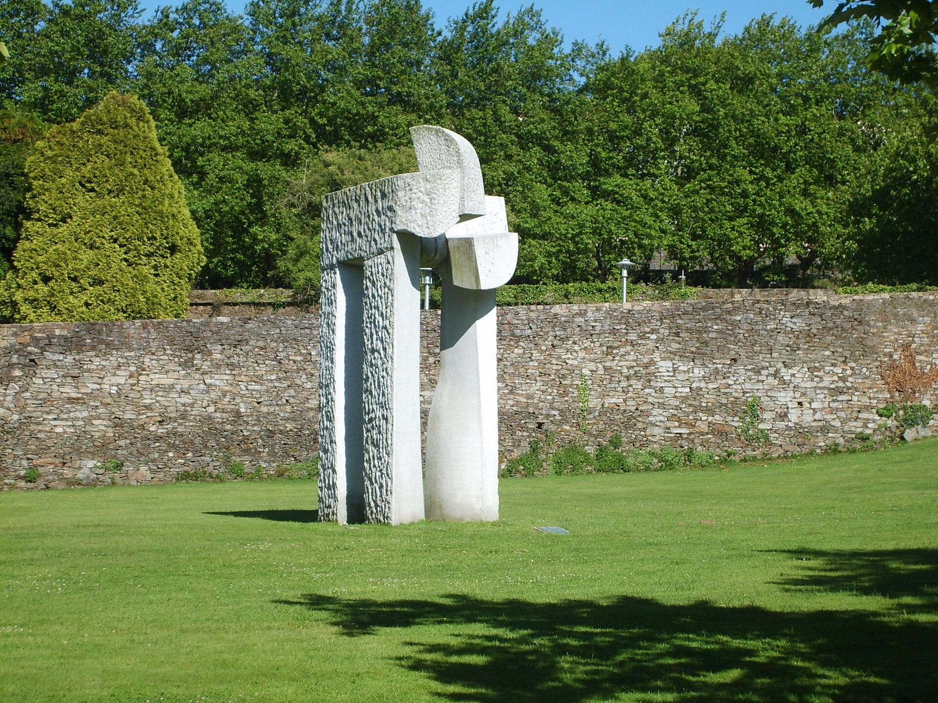 Imagem de referência de Dólmen Novo Milénio, descrito nos dados abertos como escultura em Santiado de Compostela (Espanha)