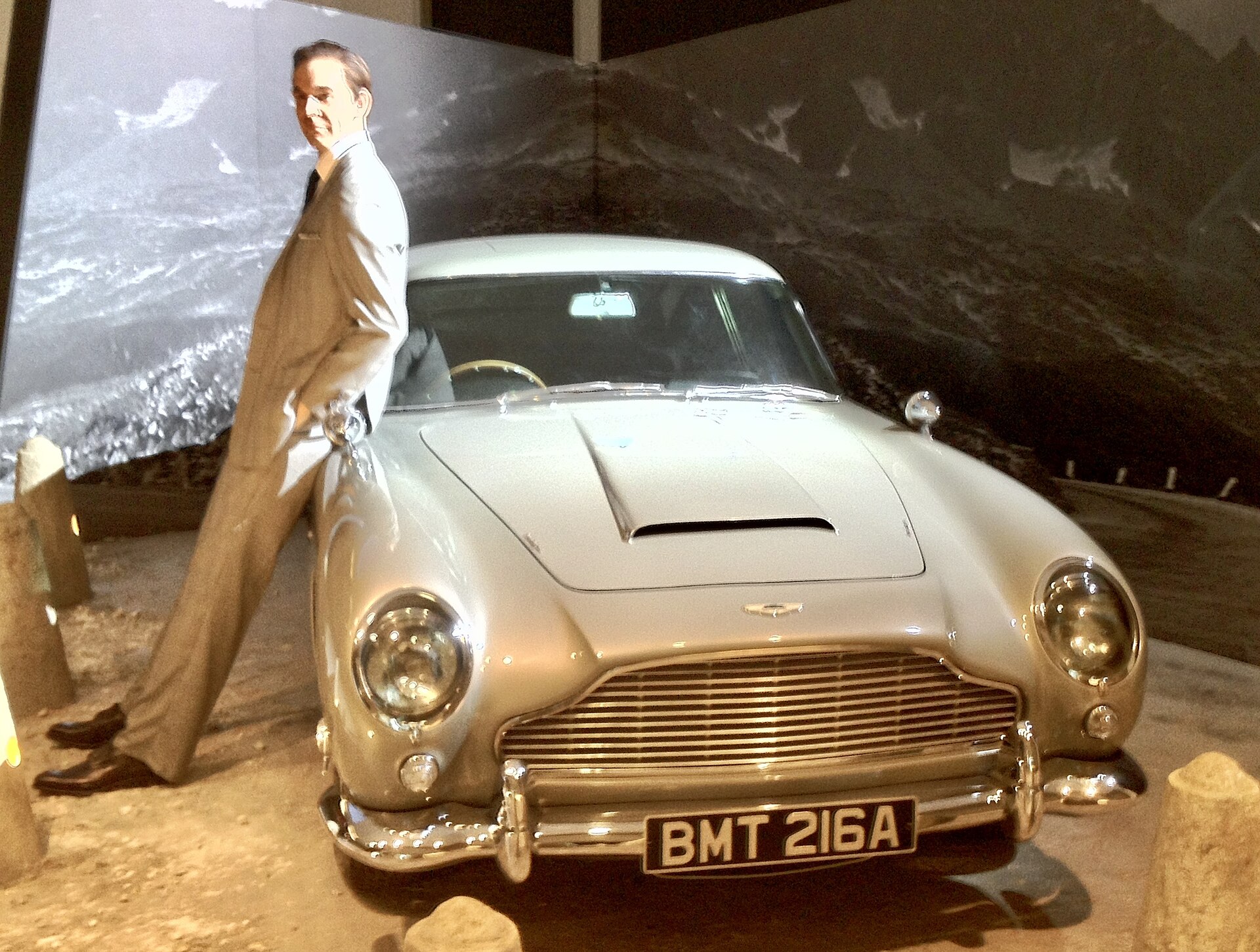 Imagem de referência de James Bond, descrito nos dados abertos como personagem fictício