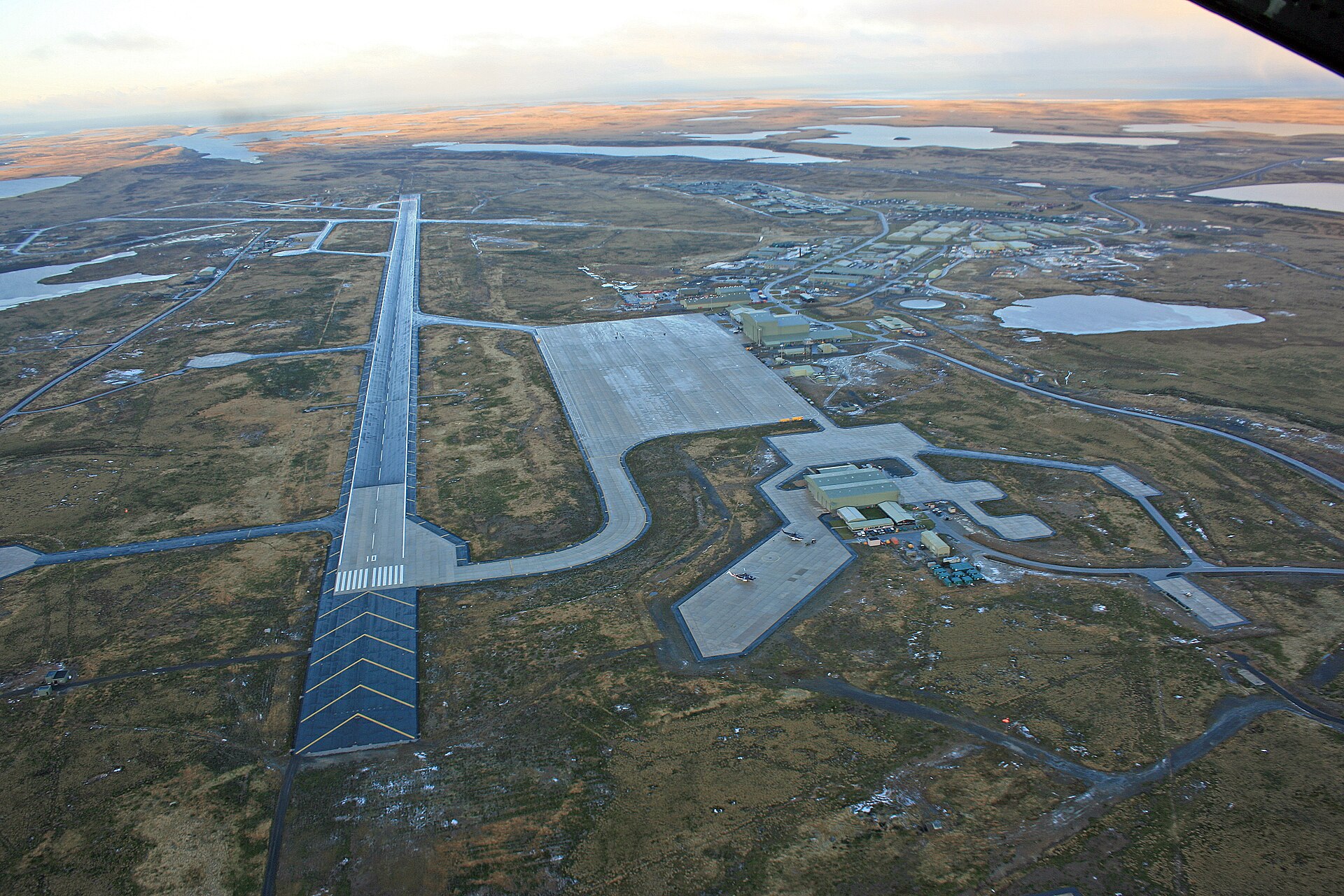 Imagem de referência de Royal Air Force Station Mount Pleasant, descrito nos dados abertos como base aérea da Real Força Aérea Britânica das Ilhas Falklands