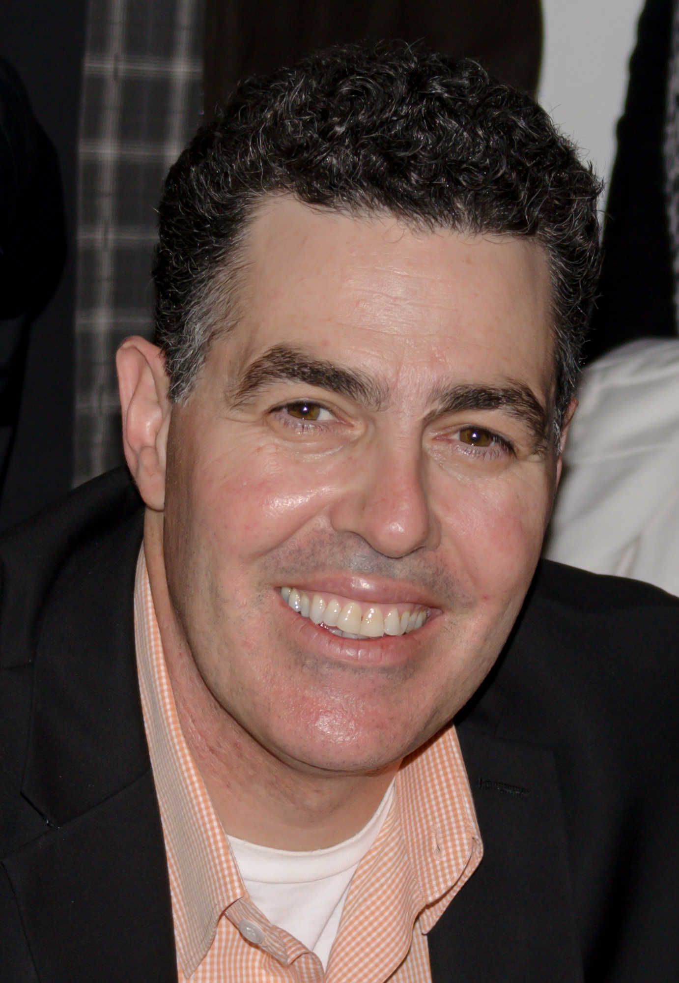 Imagem de referência relacionada a Adam Carolla, item descrito como apresentador de radio e televisão e ator estadounidense