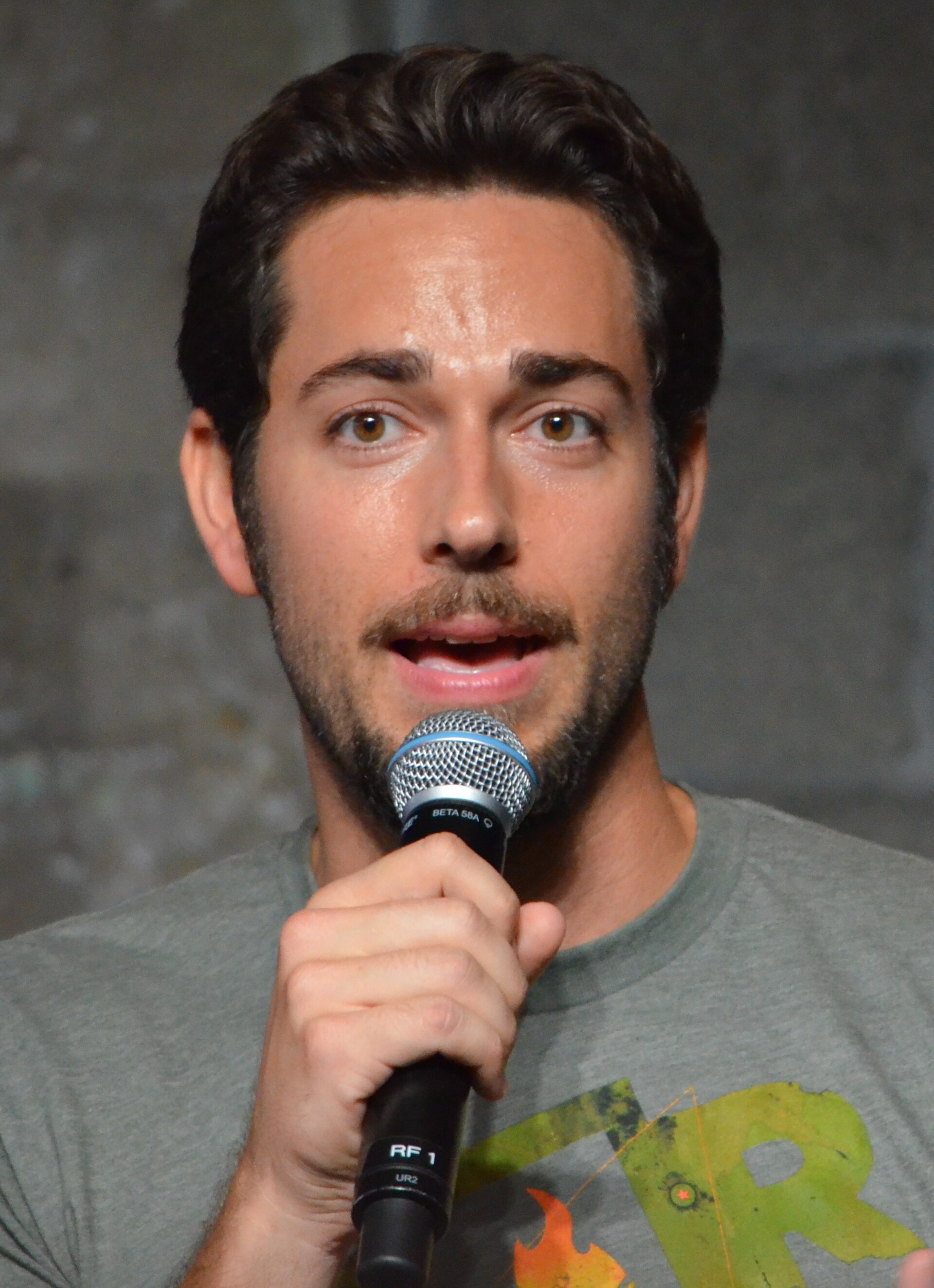 Imagem de referência relacionada a Zachary Levi, item descrito como ator americano