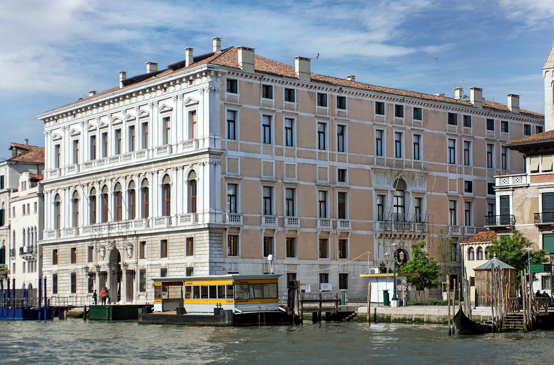 Imagem de referência de Palazzo Grassi, descrito nos dados abertos como museu em Município de Veneza-Murano-Burano, Itália