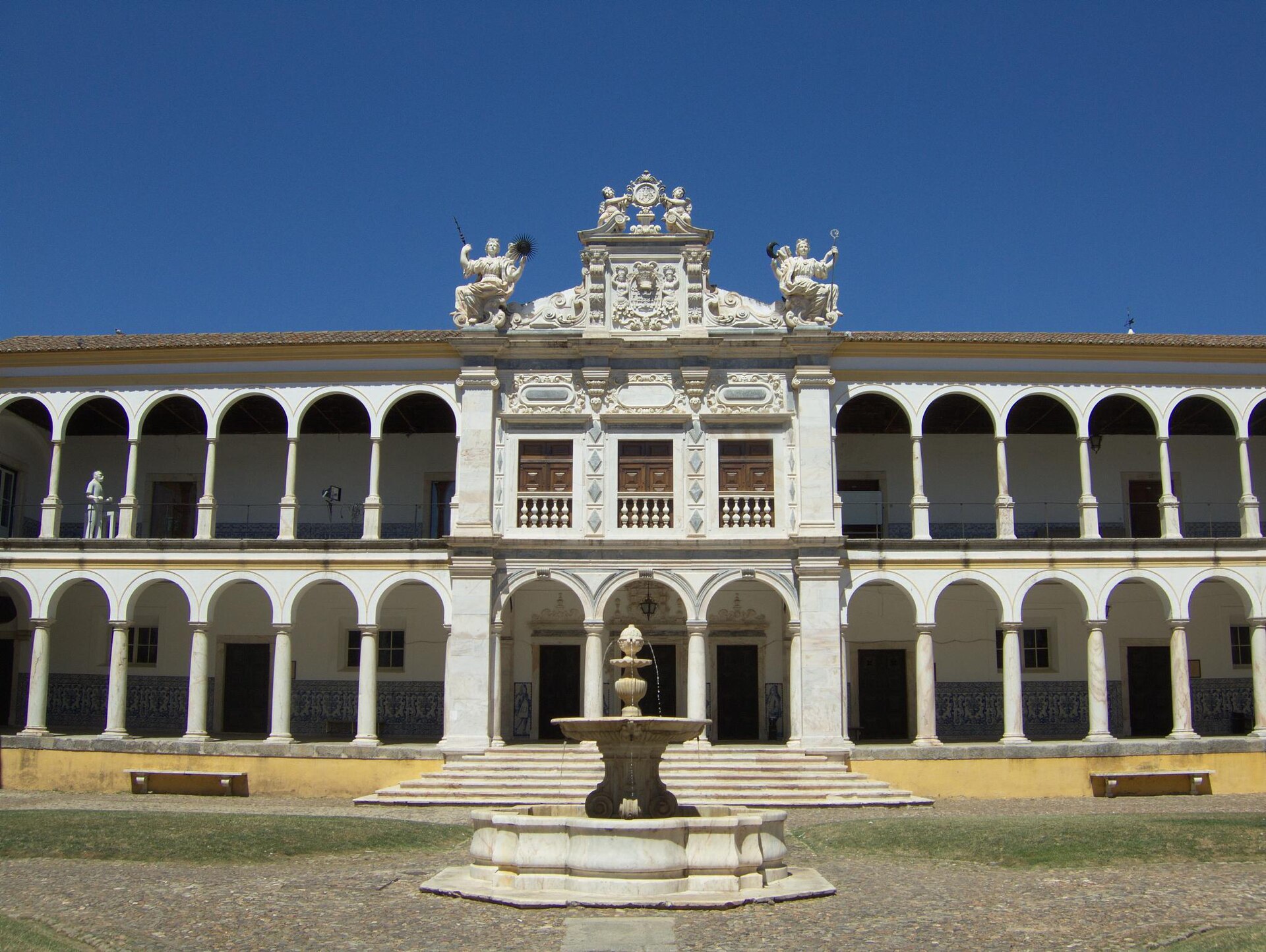 Imagem de referência de Colégio do Espírito Santo, descrito nos dados abertos como edifício principal da Universidade de Évora, Portugal