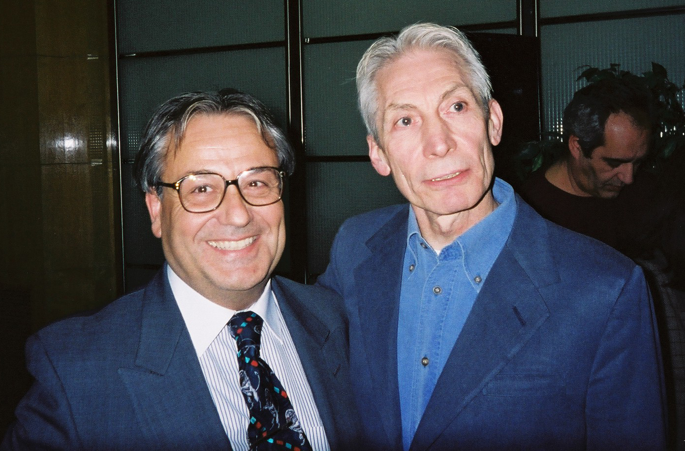 Imagem de referência relacionada a Charlie Watts, item descrito como baterista britânico da banda de rock The Rolling Stones
