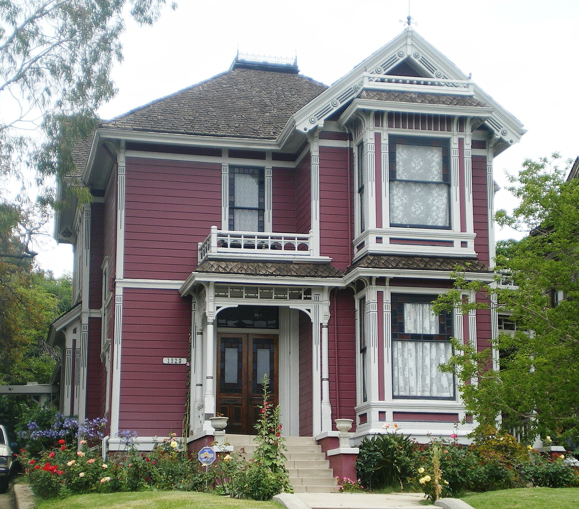 Imagem de referência de Charmed, descrito nos dados abertos como série de televisão norte-americana (1998–2006)