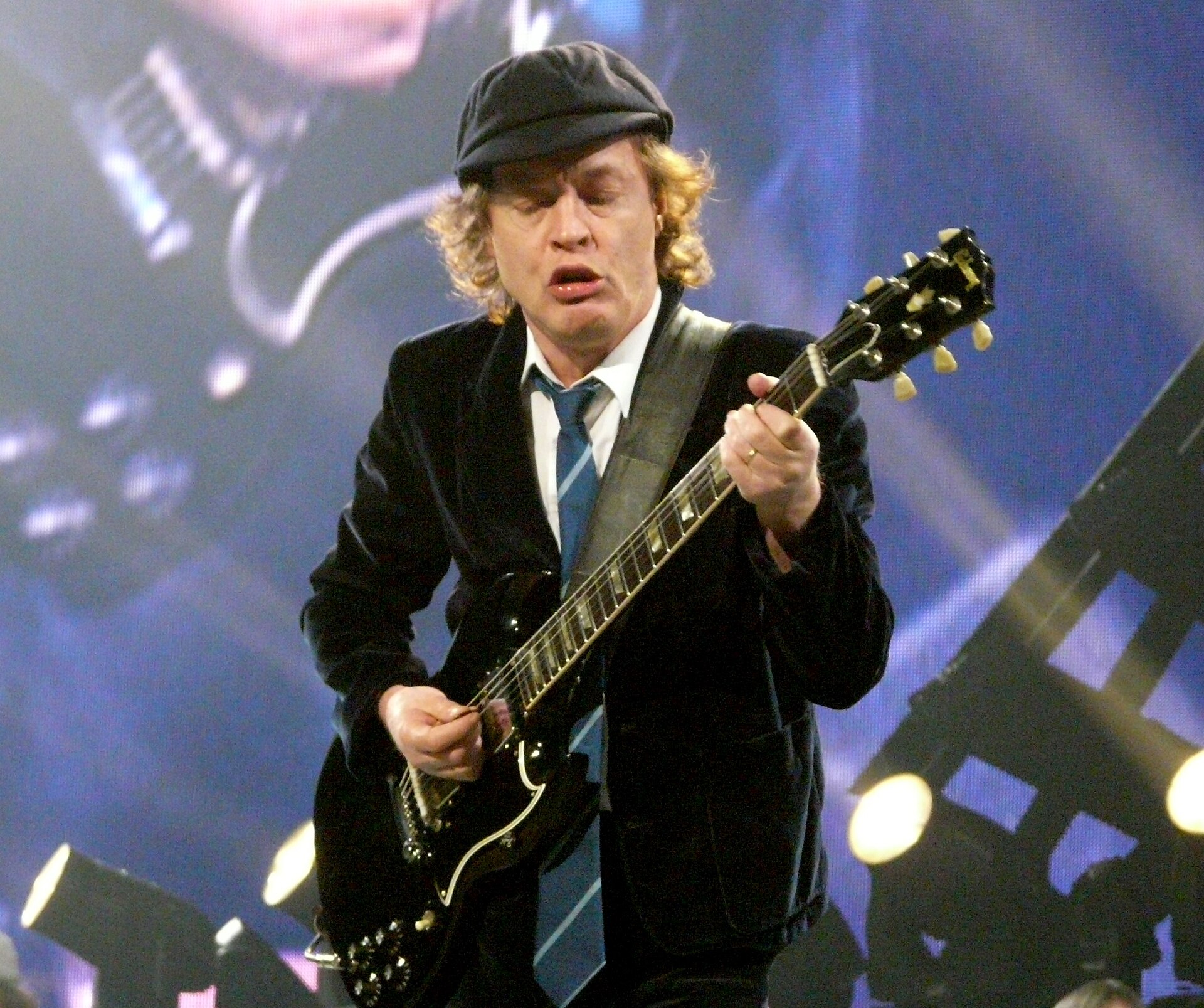 Imagem de referência de Angus Young, descrito nos dados abertos como guitarrista e compositor australiano