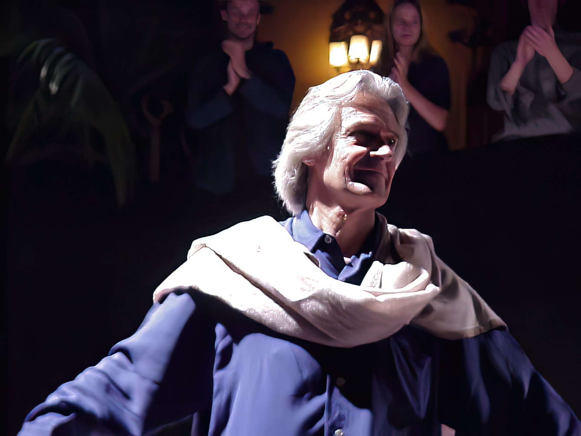 Imagem de referência de John McLaughlin, descrito nos dados abertos como guitarrista, fundador da Orquestra de Mahavishnu