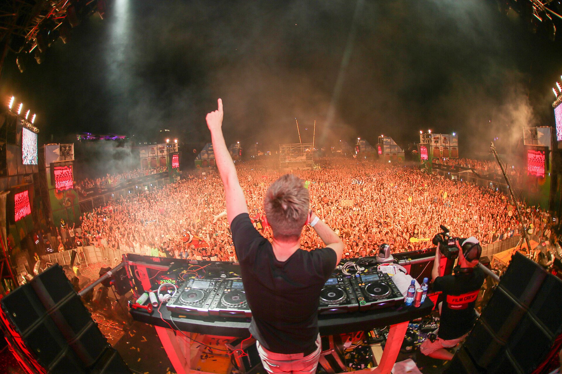 Imagem de referência de Nicky Romero, descrito nos dados abertos como dJ, compositor e produtor musical holandês