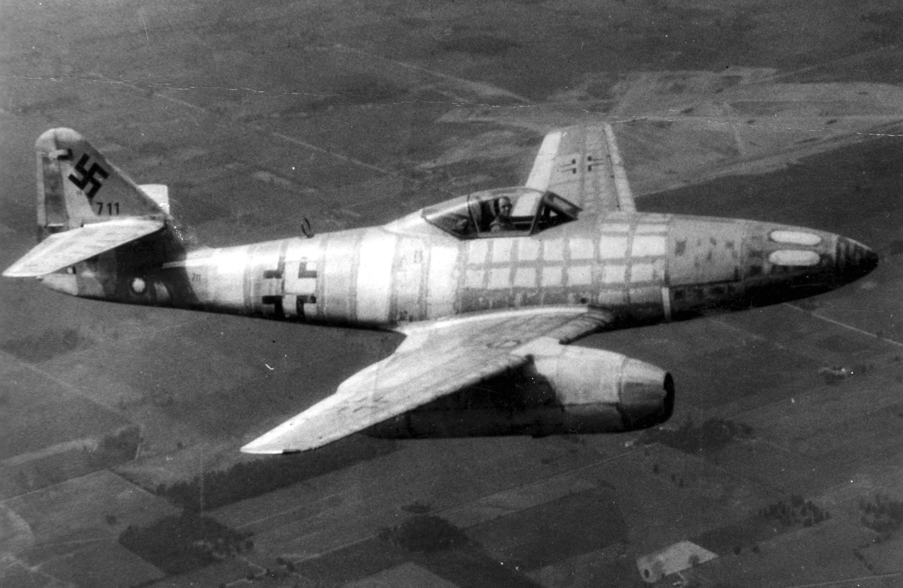 Imagem de referência de Messerschmitt Me 262, descrito nos dados abertos como primeiro caça a jato operacional