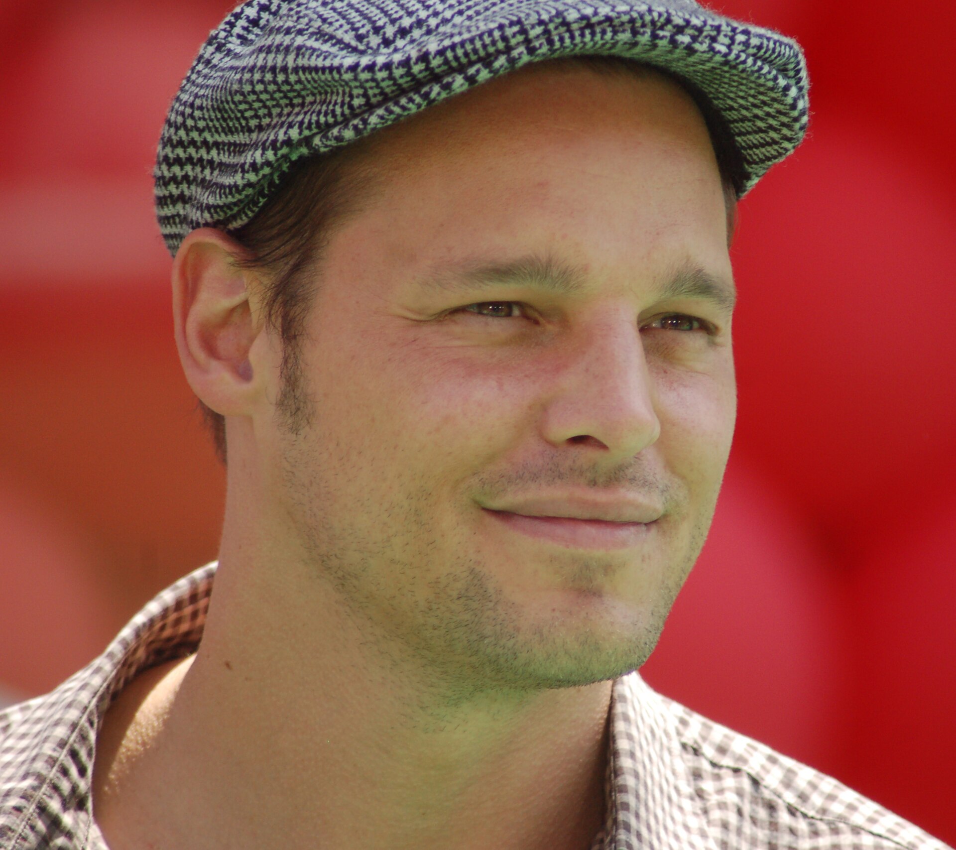 Imagem de referência relacionada a Justin Chambers, item descrito como ator e modelo americano