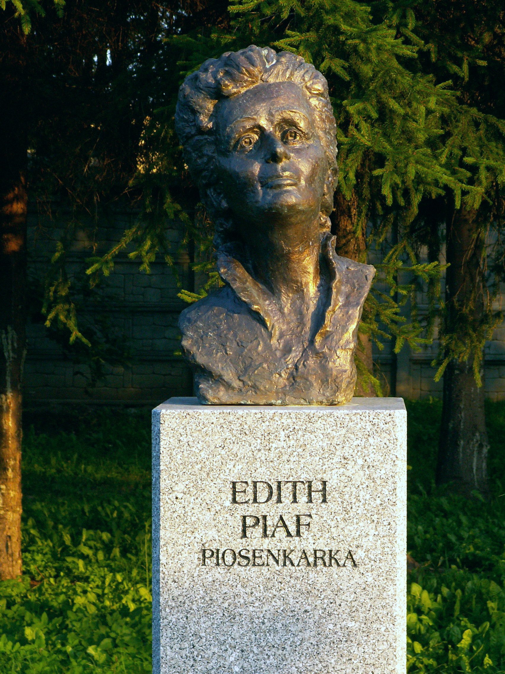Imagem de referência de Édith Piaf, descrito nos dados abertos como cantora, compositora e atriz francesa (1915-1963)