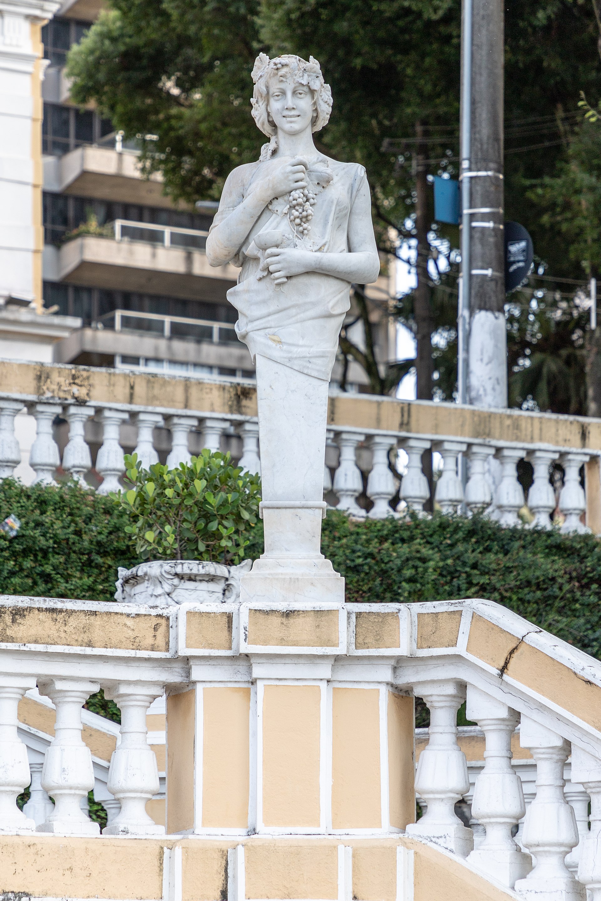 Imagem de referência de Alegoria do Outono, descrito nos dados abertos como estátua na Escadaria Bárbara Monteiro Lindenberg, Vitória, Espírito Santo