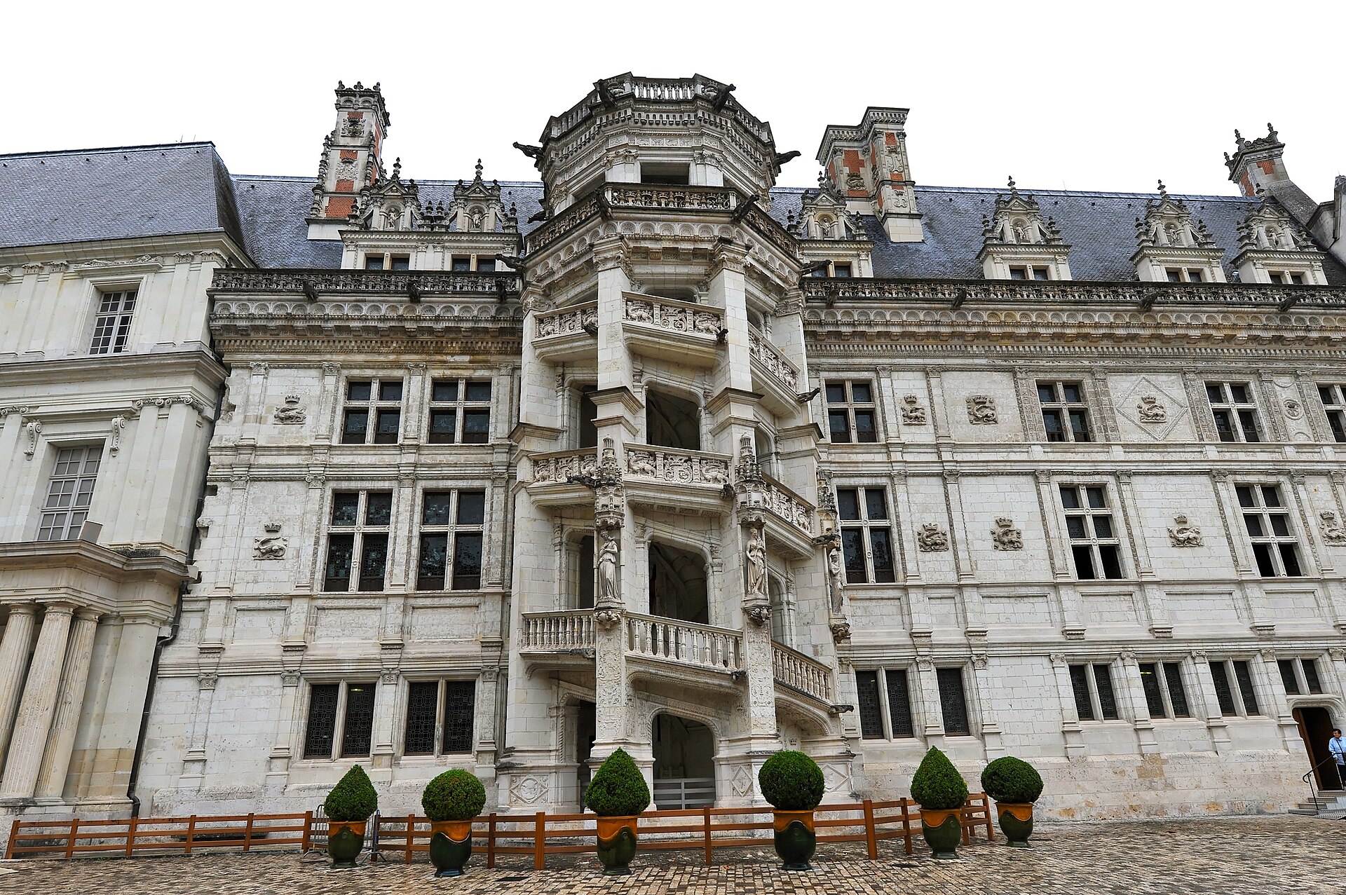 Imagem de referência de Castelo de Blois, descrito nos dados abertos como castelo em França
