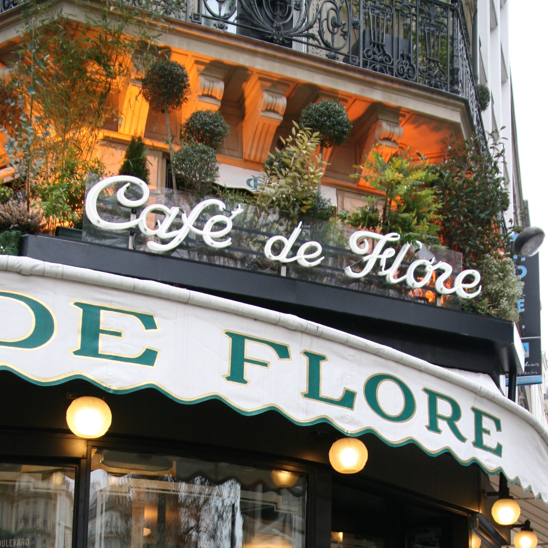 Imagem de referência de Café de Flore, descrito nos dados abertos como filme de 2011 dirigido por Jean-Marc Vallée