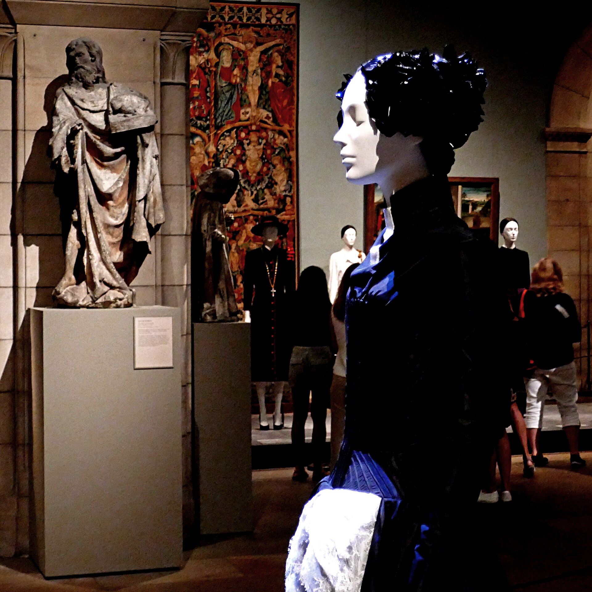 Imagem de referência relacionada a Alexander McQueen, item descrito como grife fundada pelo estilista britânico Alexander McQueen em 1992