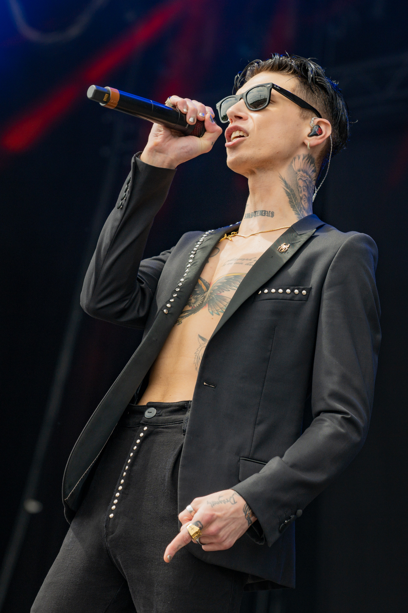 Imagem de referência relacionada a Andy Biersack, item descrito como cantor, compositor e ator norte-americano