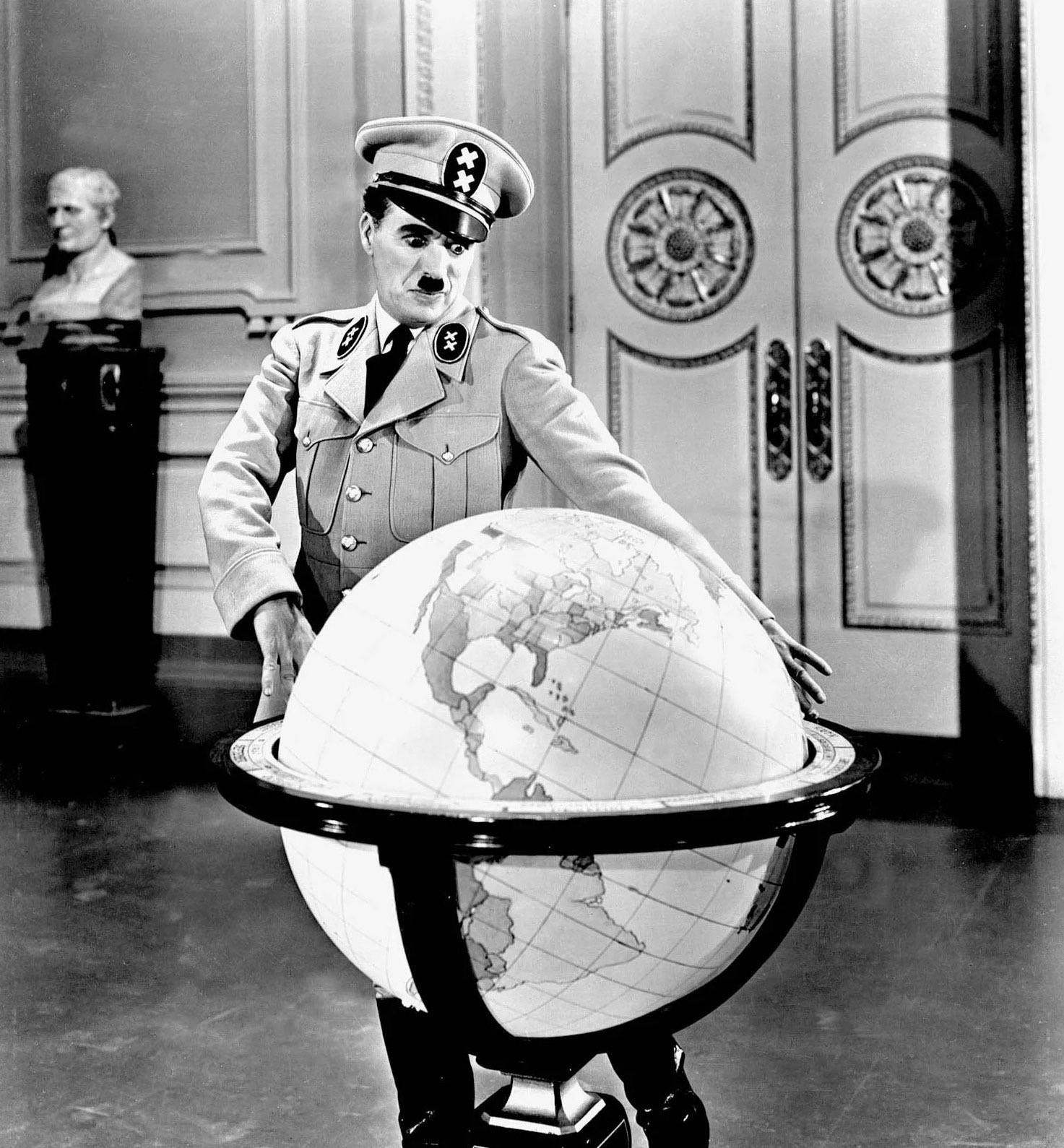 Imagem de referência de O Grande Ditador, descrito nos dados abertos como filme escrito, dirigido e protagonizado por Charlie Chaplin lançado em 1940