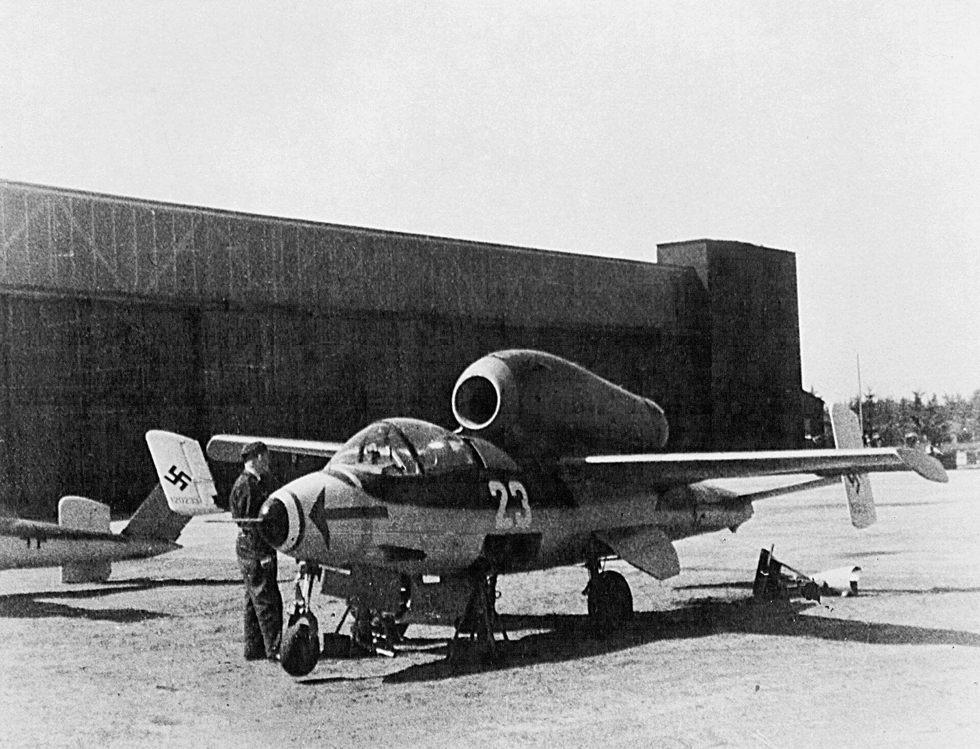 Imagem de referência de Heinkel He 162, descrito nos dados abertos como caça monoposto
