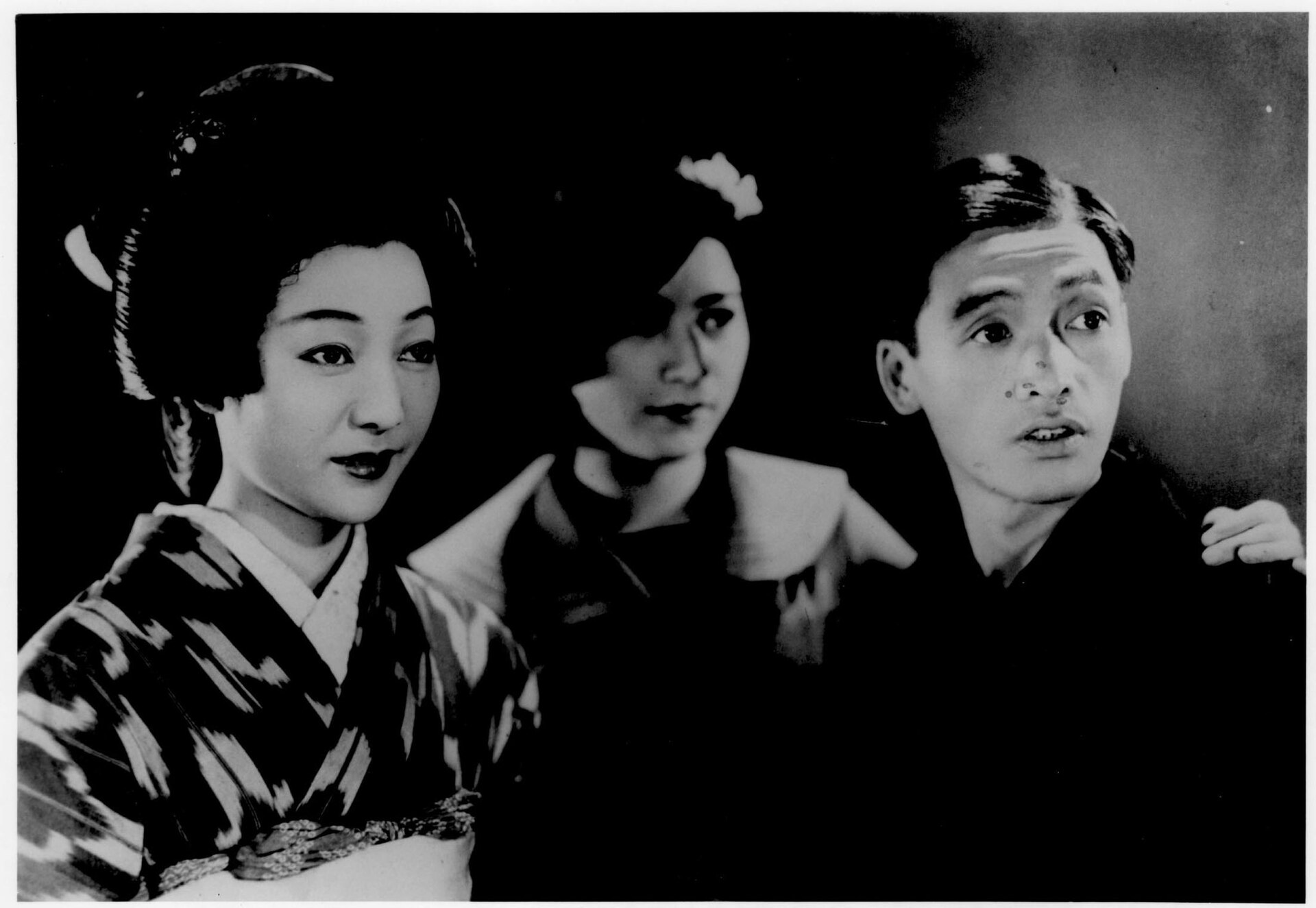 Imagem de referência relacionada a Uwasa no musume, item descrito como filme de 1935 dirigido por Mikio Naruse