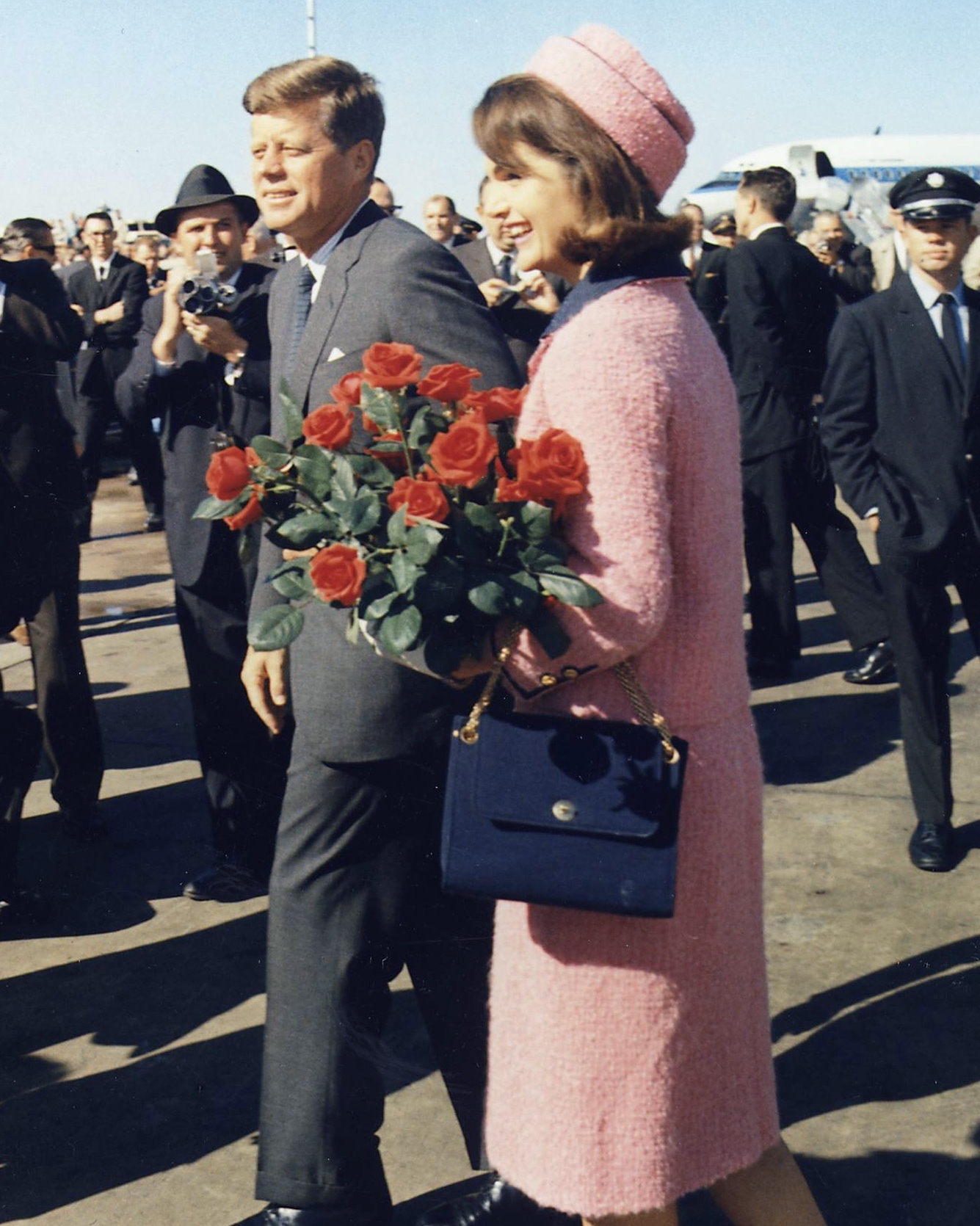 Imagem de referência relacionada a Terno Chanel rosa de Jacqueline Bouvier Kennedy, item descrito como registro de referência sobre Terno Chanel rosa de Jacqueline Bouvier Kennedy, organizado a partir de dados estruturados abertos