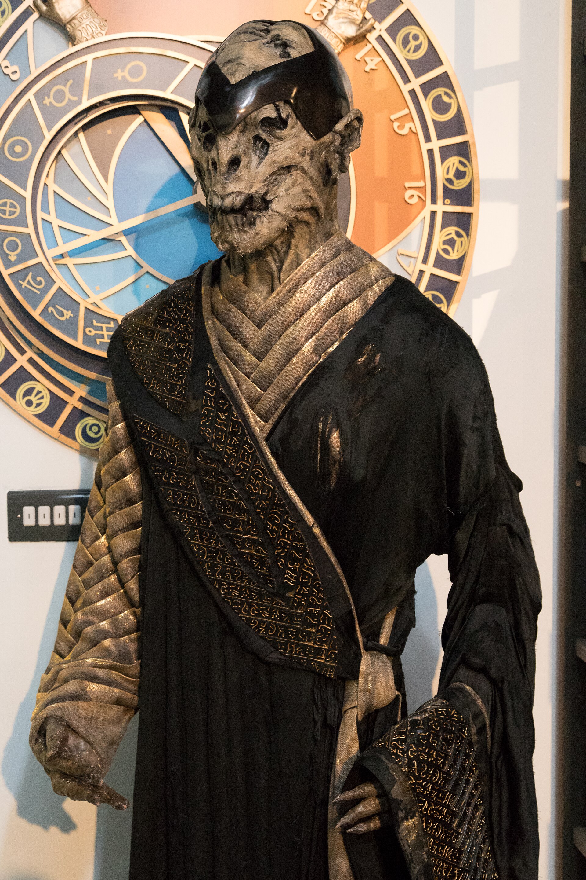 Imagem de referência de The Lie of the Land, descrito nos dados abertos como episódio de Doctor Who