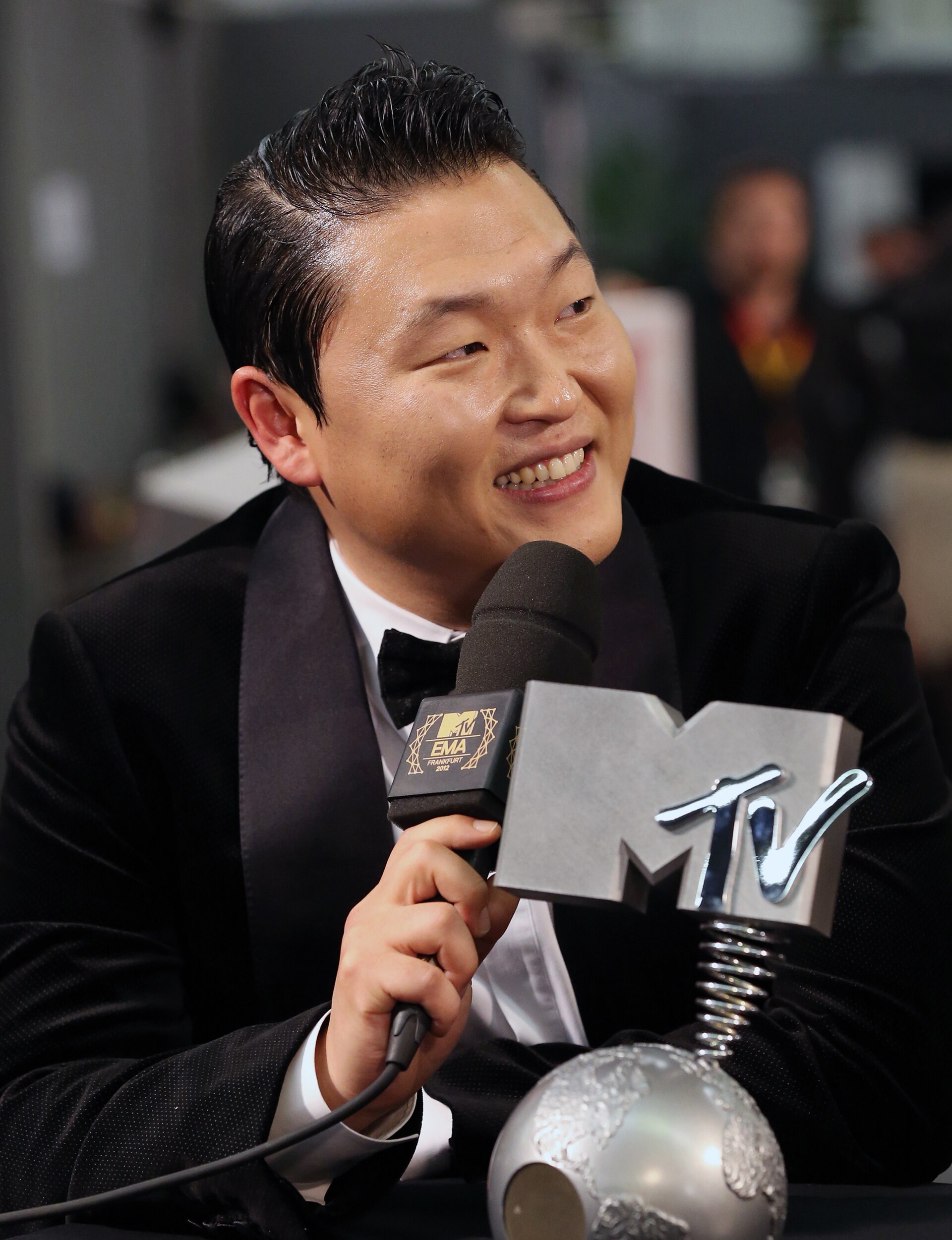 Imagem de referência relacionada a Psy, item descrito como cantor sul-coreano