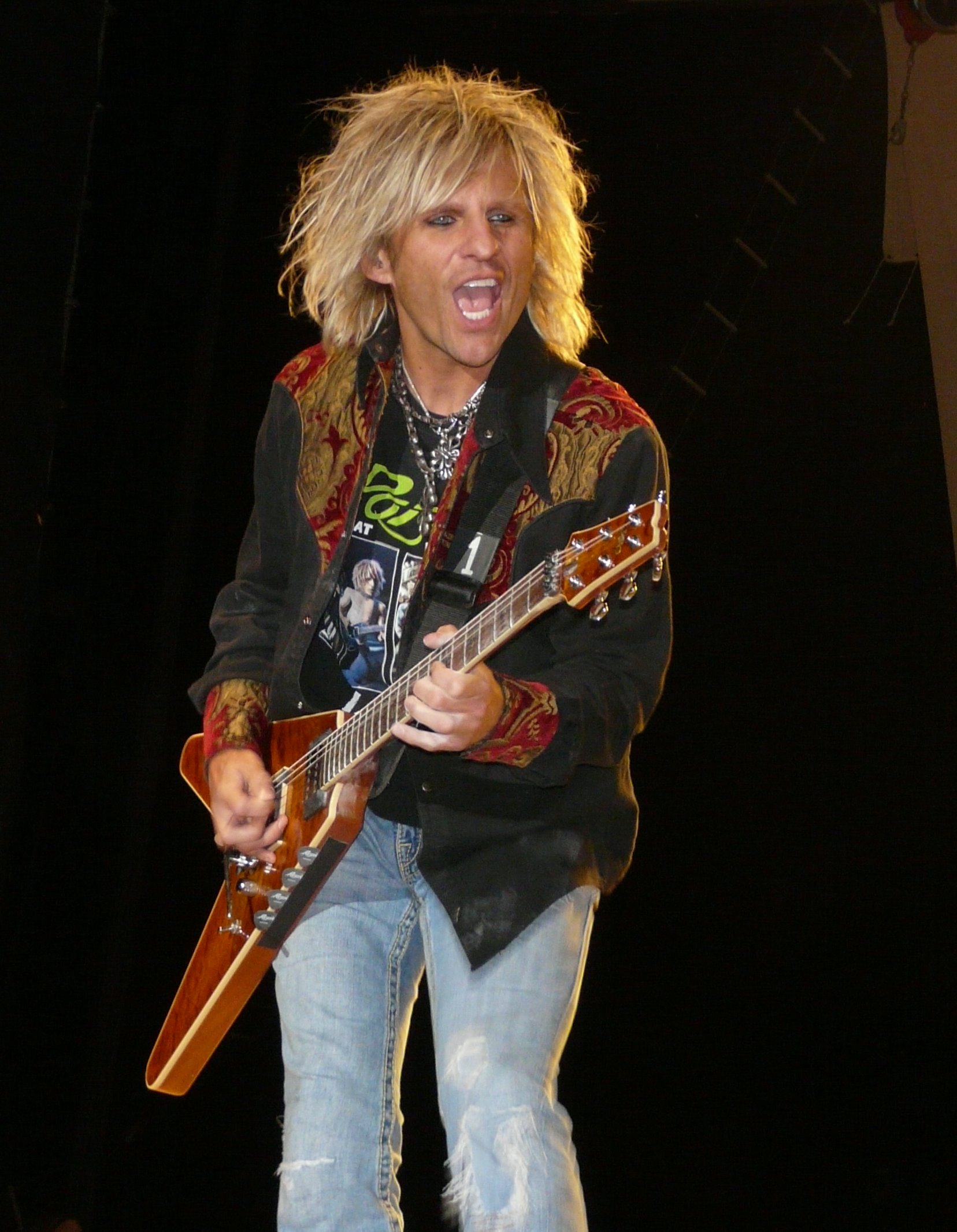 Imagem de referência de C.C. DeVille, descrito nos dados abertos como guitarrista norte-americano