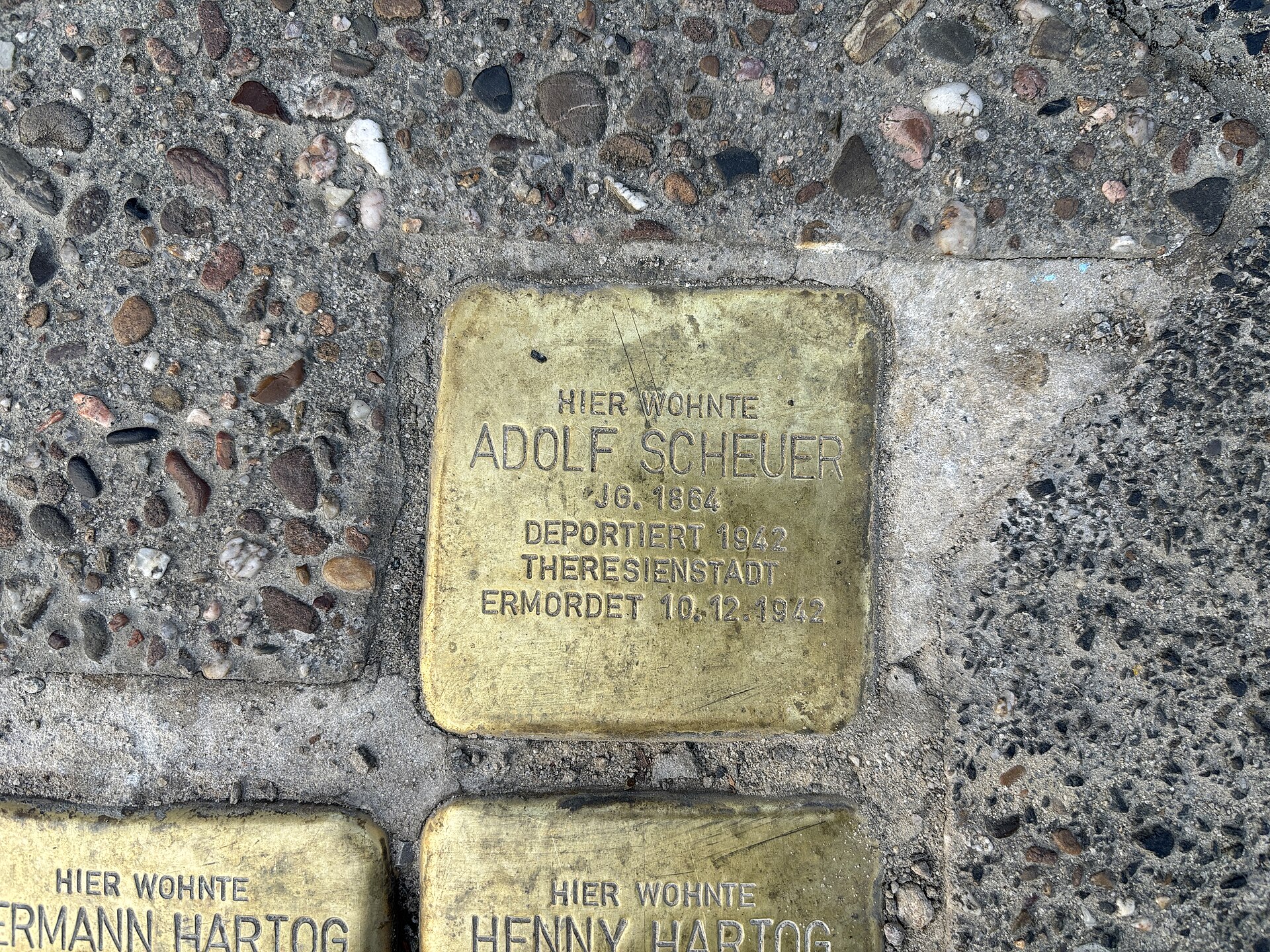 Imagem de referência de Stolperstein em memória de Adolf Scheuer, descrito nos dados abertos como stolperstein em Wilhelmshaven, Alemanha