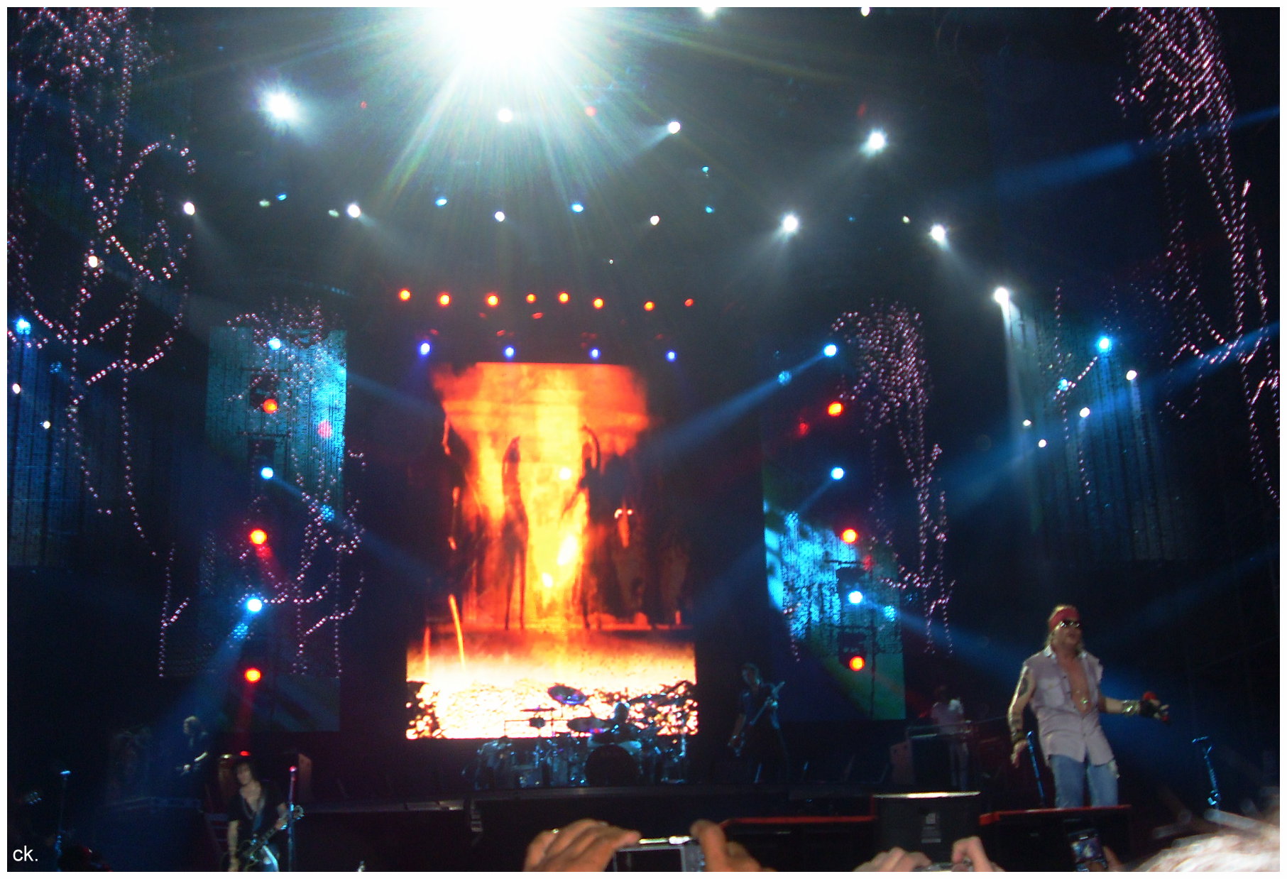 Imagem de referência de Chinese Democracy Tour, descrito nos dados abertos como turnê mundial de 2001 a 2011 da banda americana de hard rock Guns N' Roses