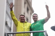 Jair e Flávio Bolsonaro durante ato