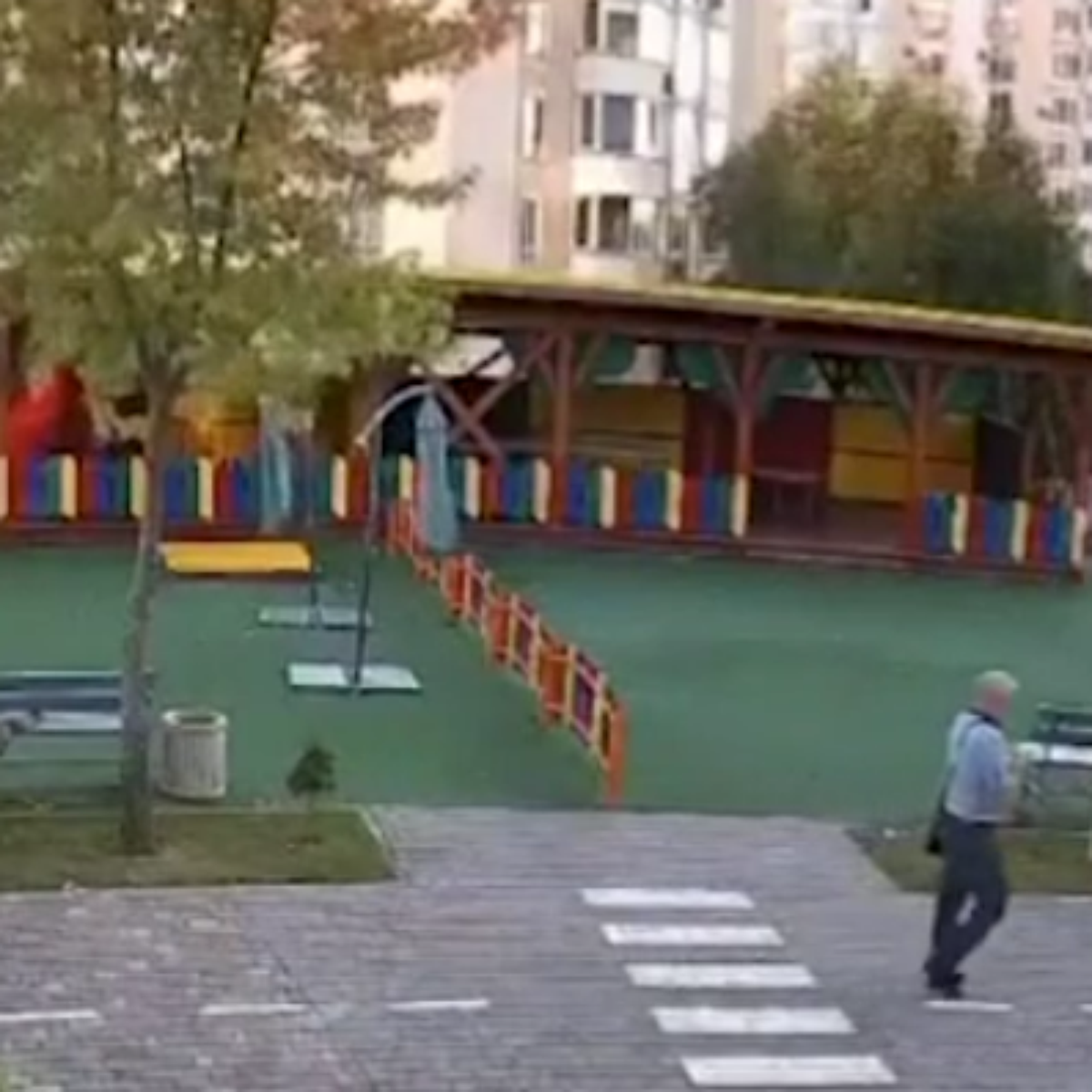 Homem escapa por pouco de ataque de drone russo perto de Kiev, capital da Ucrânia