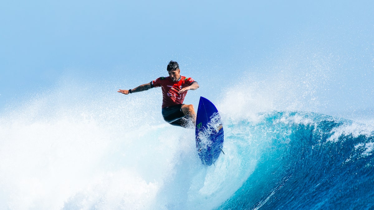 Surfe: norte-americano frustra brasileiros, bate Medina na final e leva etapa de Peniche na WSL