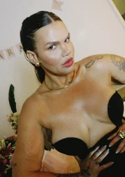Thais Carla abre álbum de fotos e mostra comemoração dos 35 anos