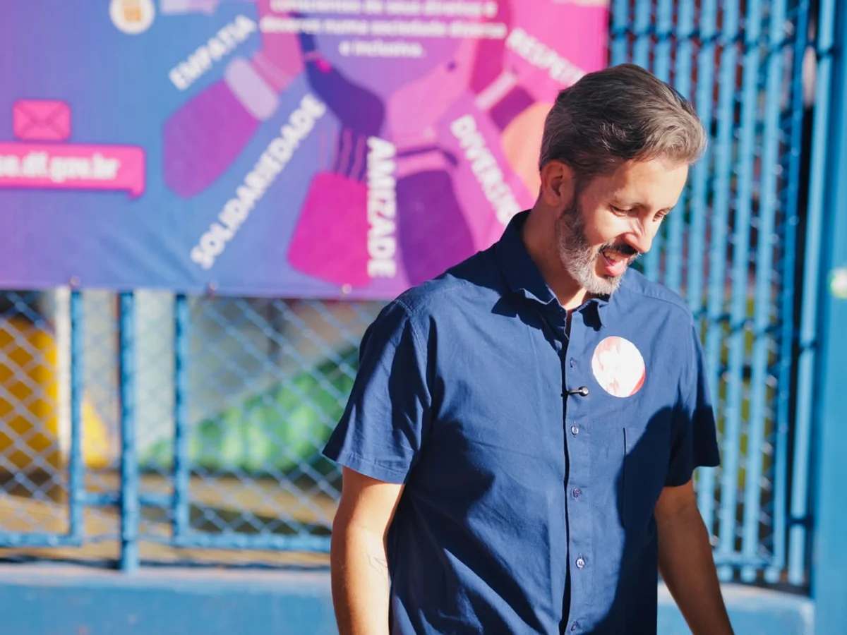 Leandro Grass participa de ato com paralisação dos professores do DF